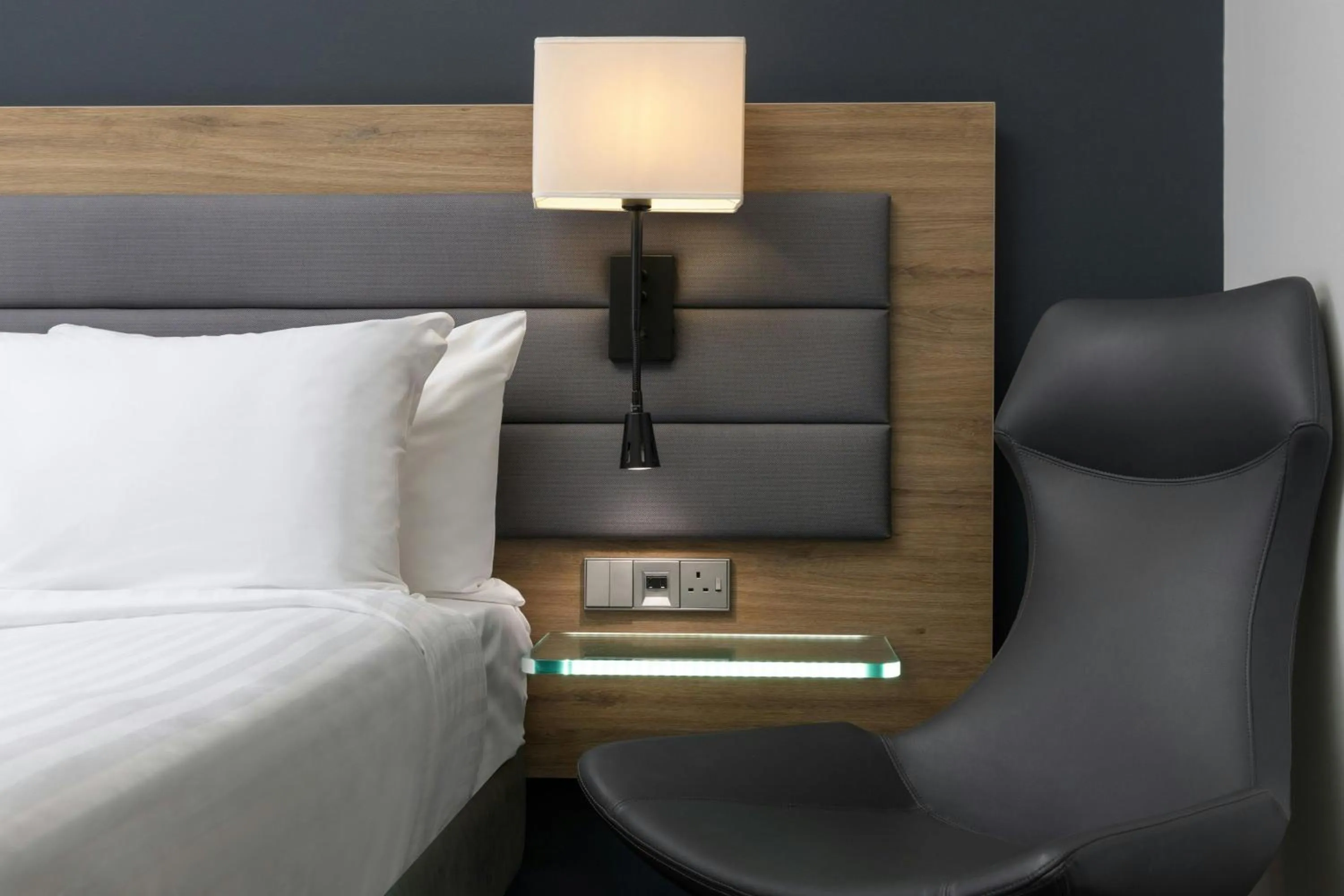 Photo of the whole room, Bed in Moxy Glasgow Merchant City