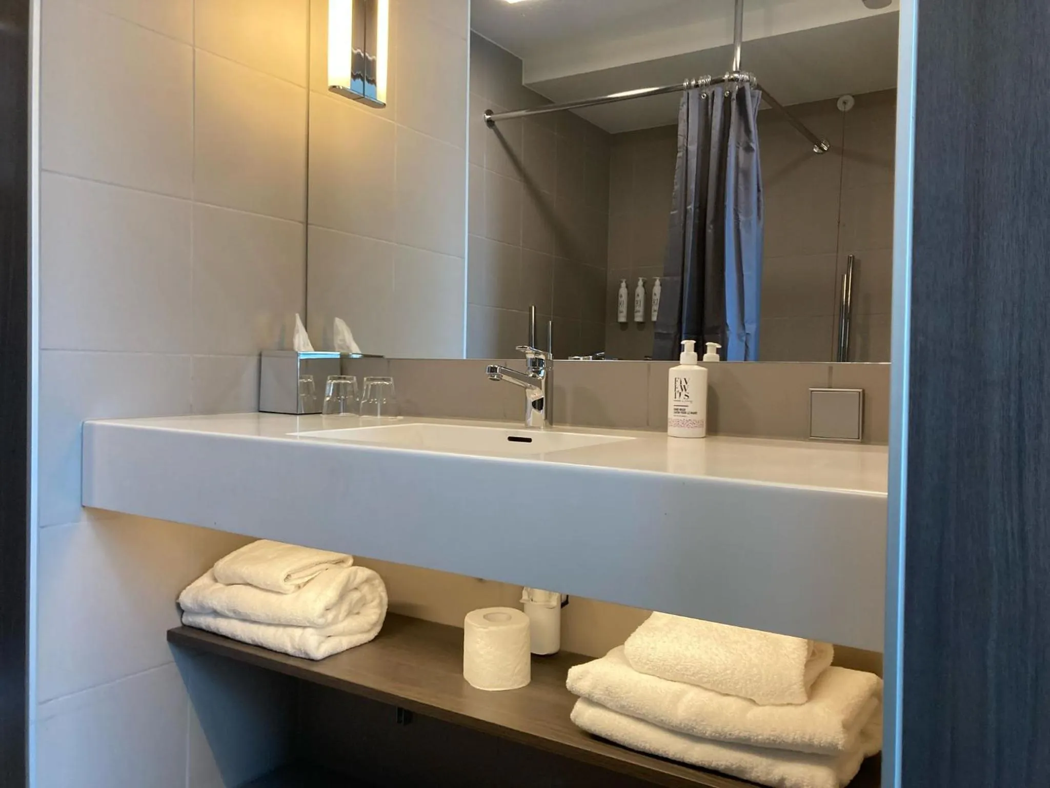 Bathroom in Moxy Glasgow Merchant City