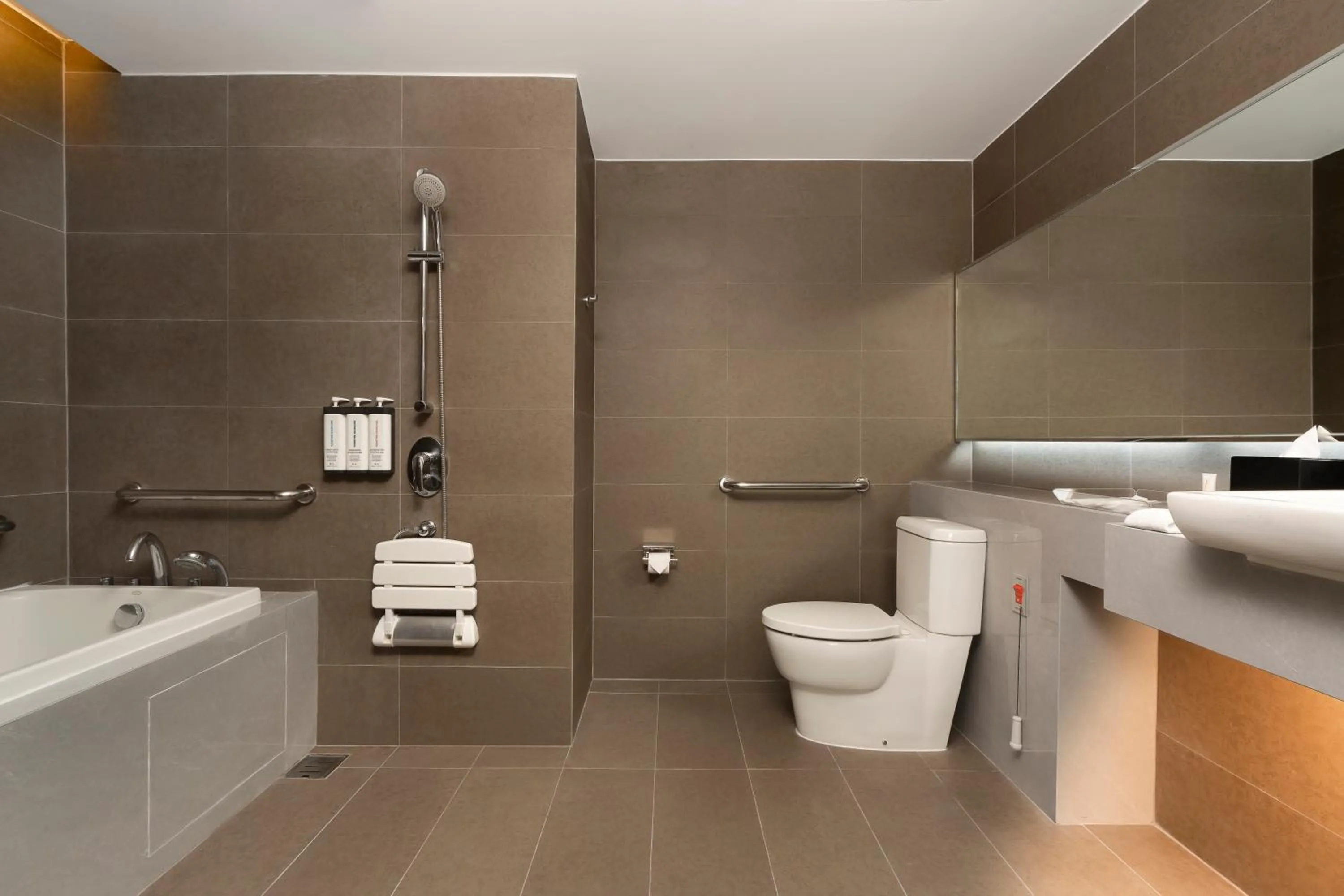 Shower in Hyatt Place Bangkok Sukhumvit 1