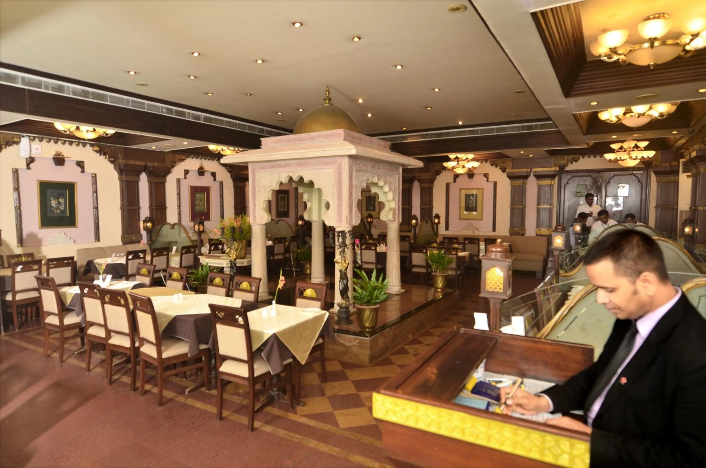 Restaurant/places to eat in Hotel Empires