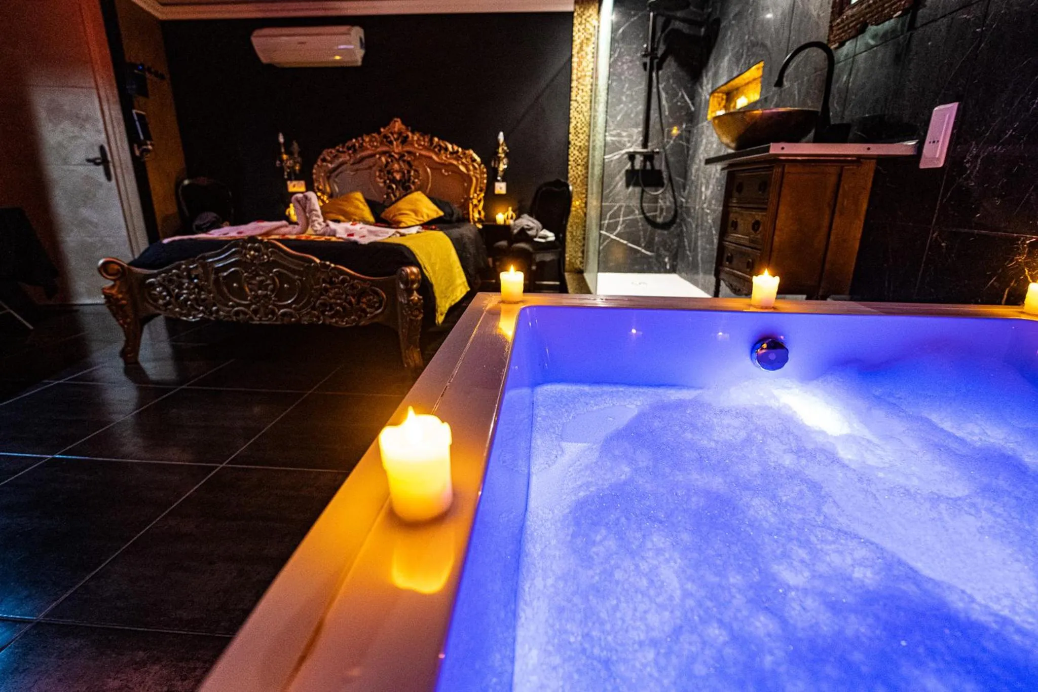 Hot Tub, Bed in Suite Romantique