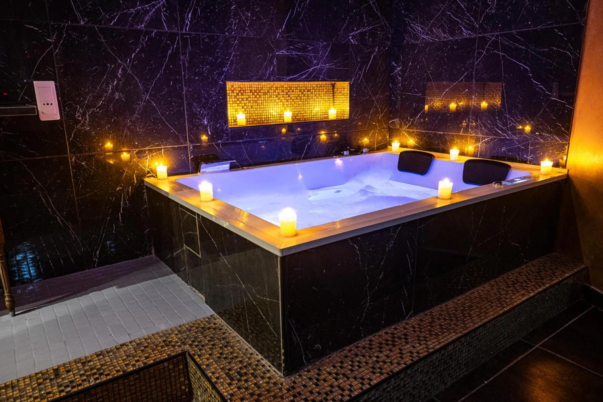 Hot Tub in Suite Romantique