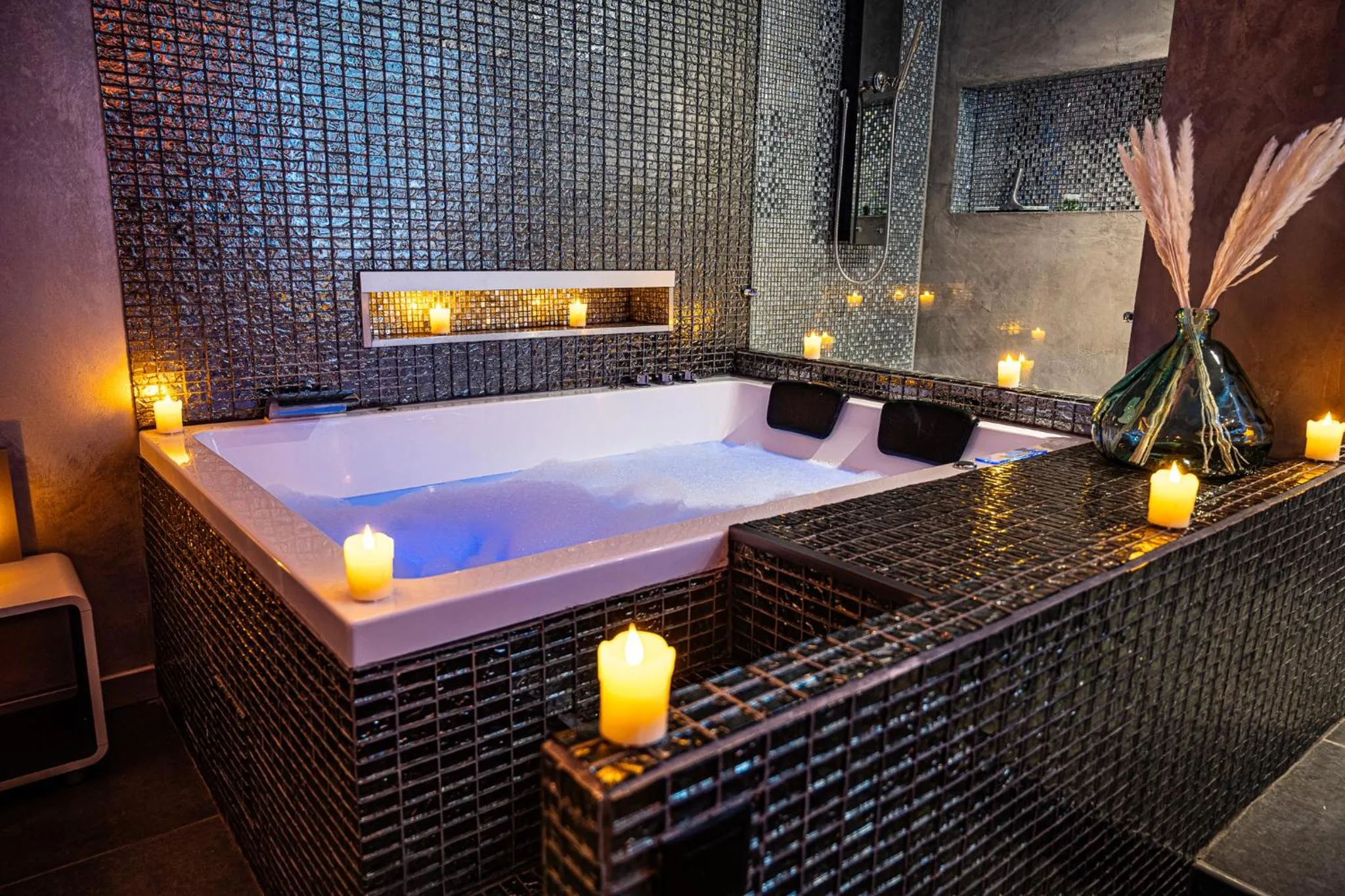 Hot Tub in Suite Romantique