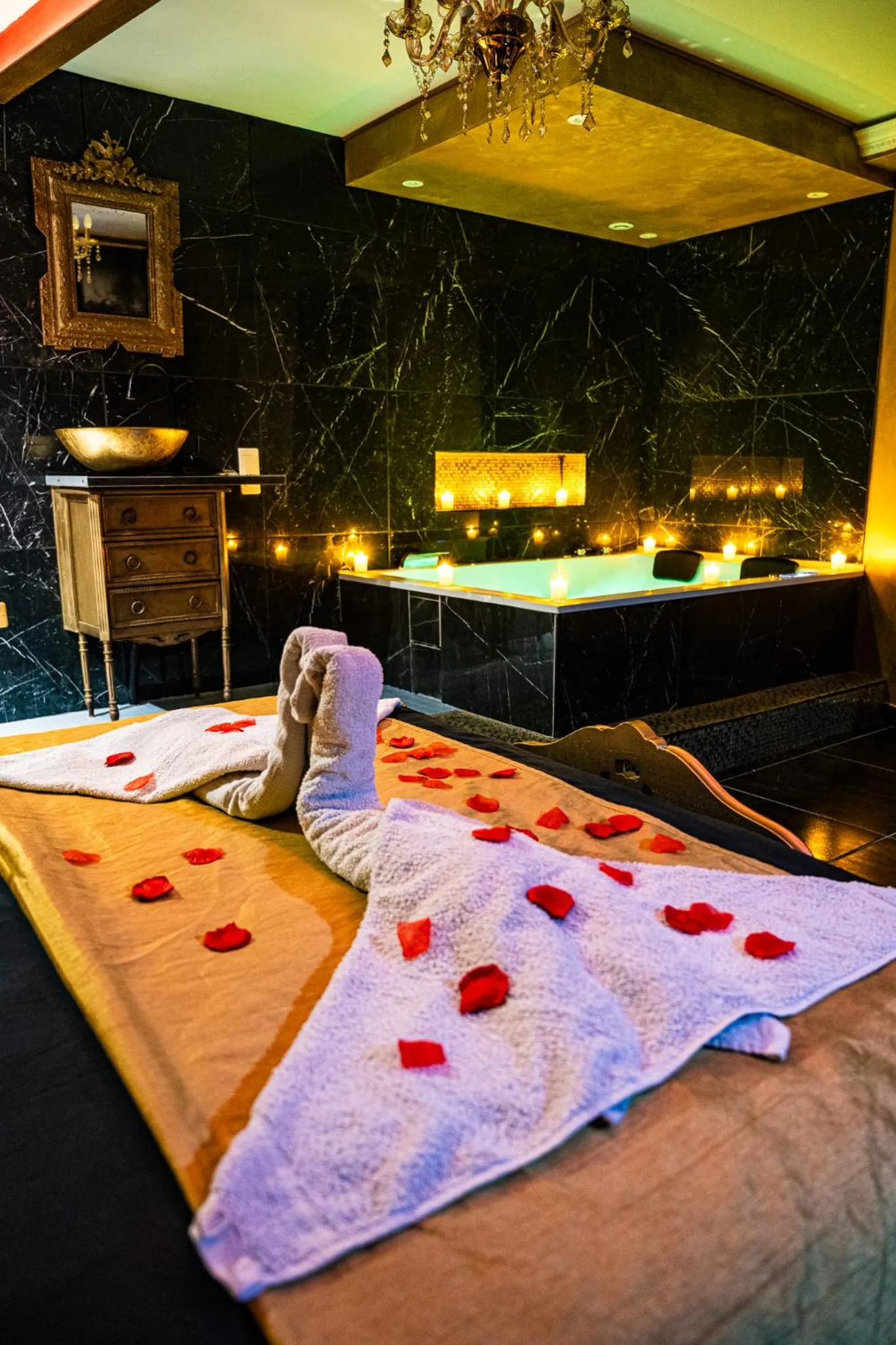 Hot Tub in Suite Romantique