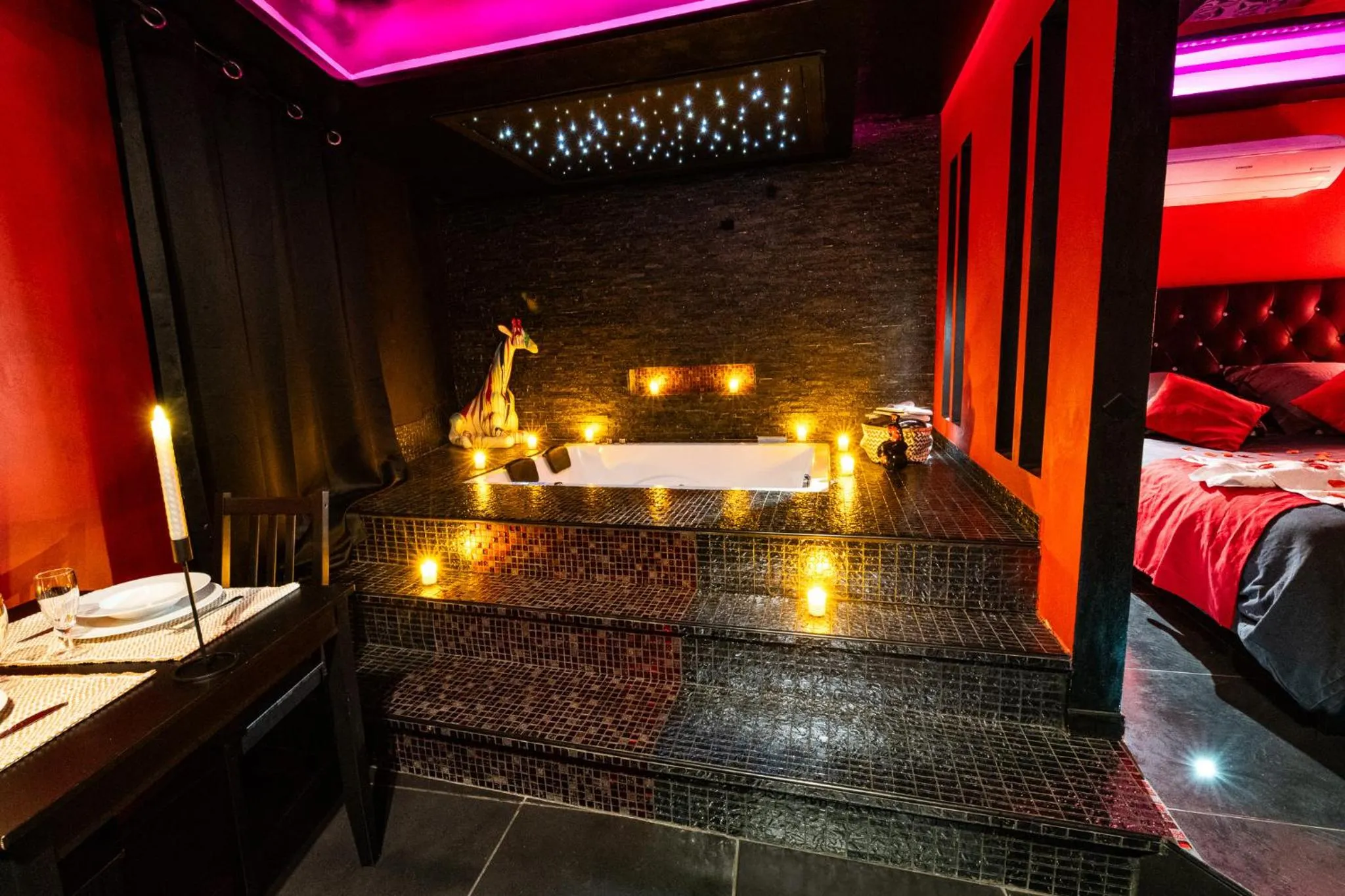 Hot Tub, Bed in Suite Romantique