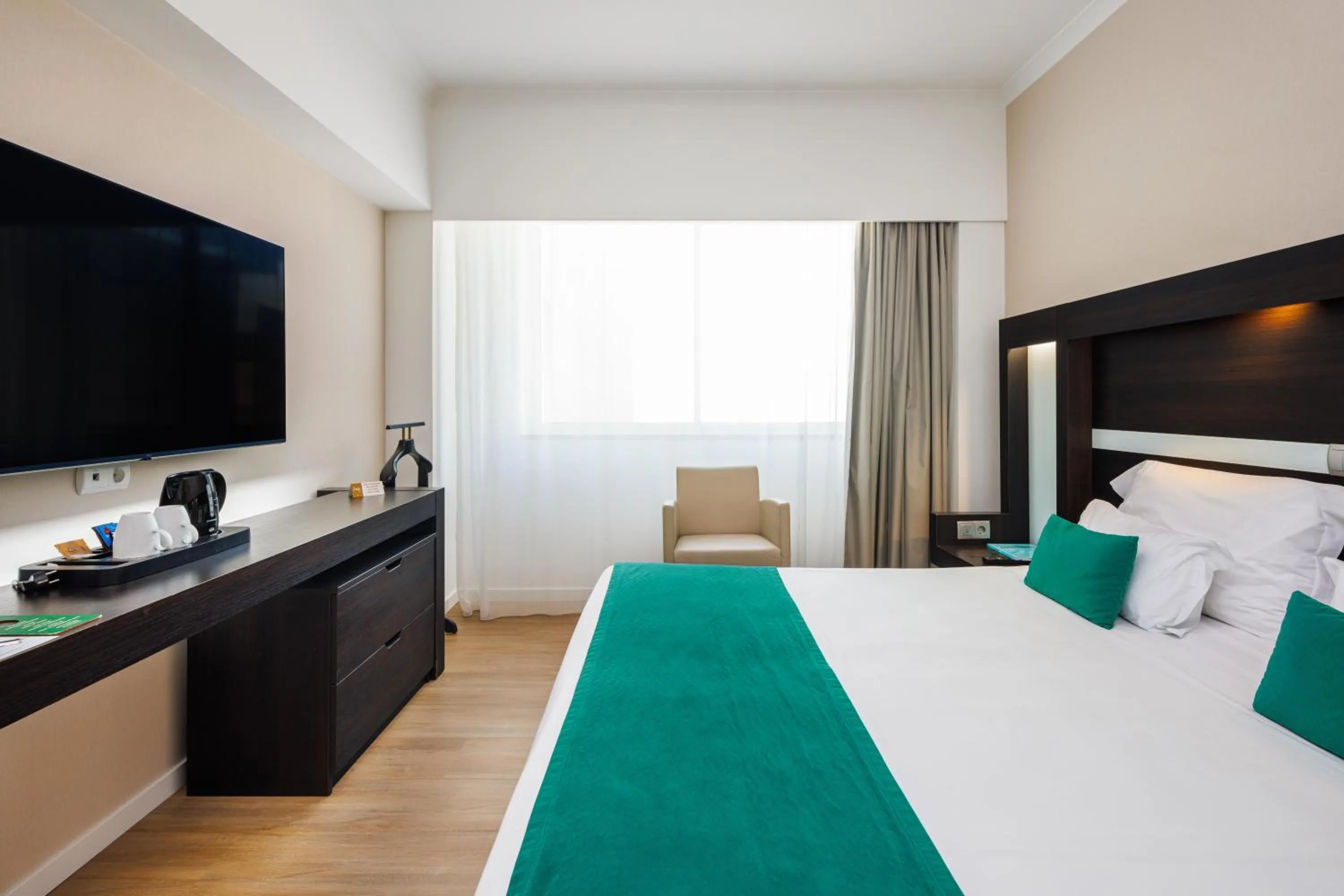 TV and multimedia, Bed in Jupiter Algarve Hotel - Beach & Spa