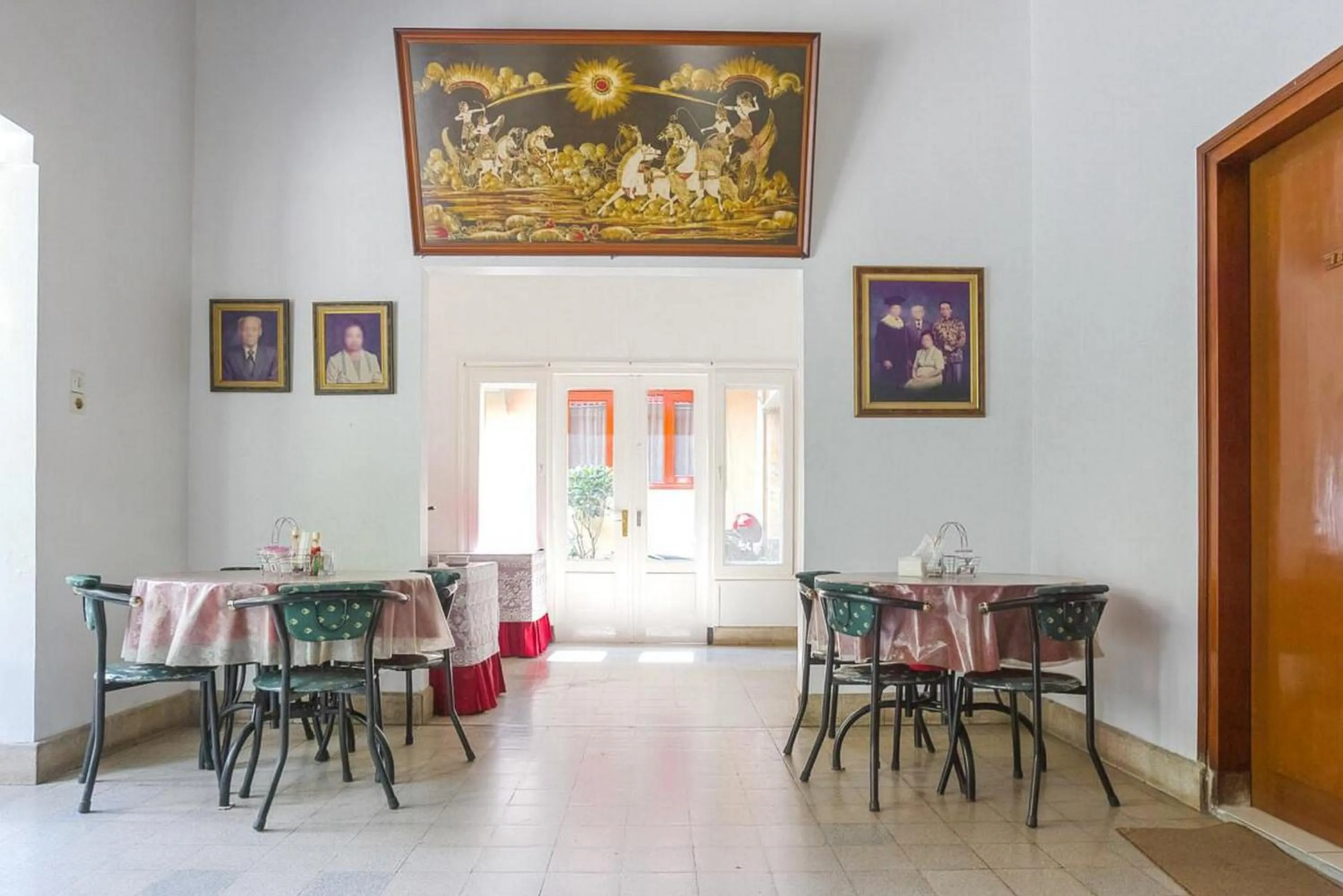 Seating area in RedDoorz Plus near Brawijaya Museum