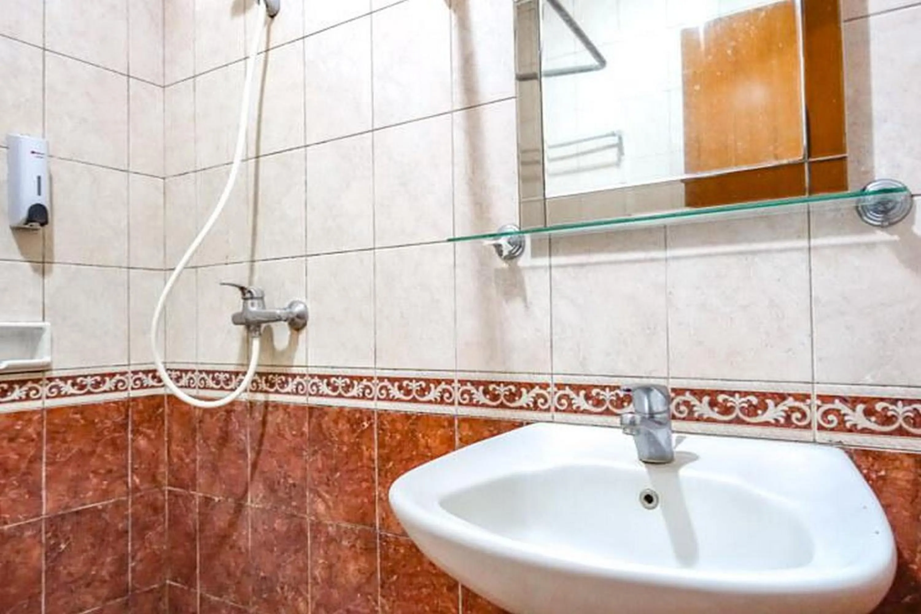 Bathroom in RedDoorz Plus near Brawijaya Museum