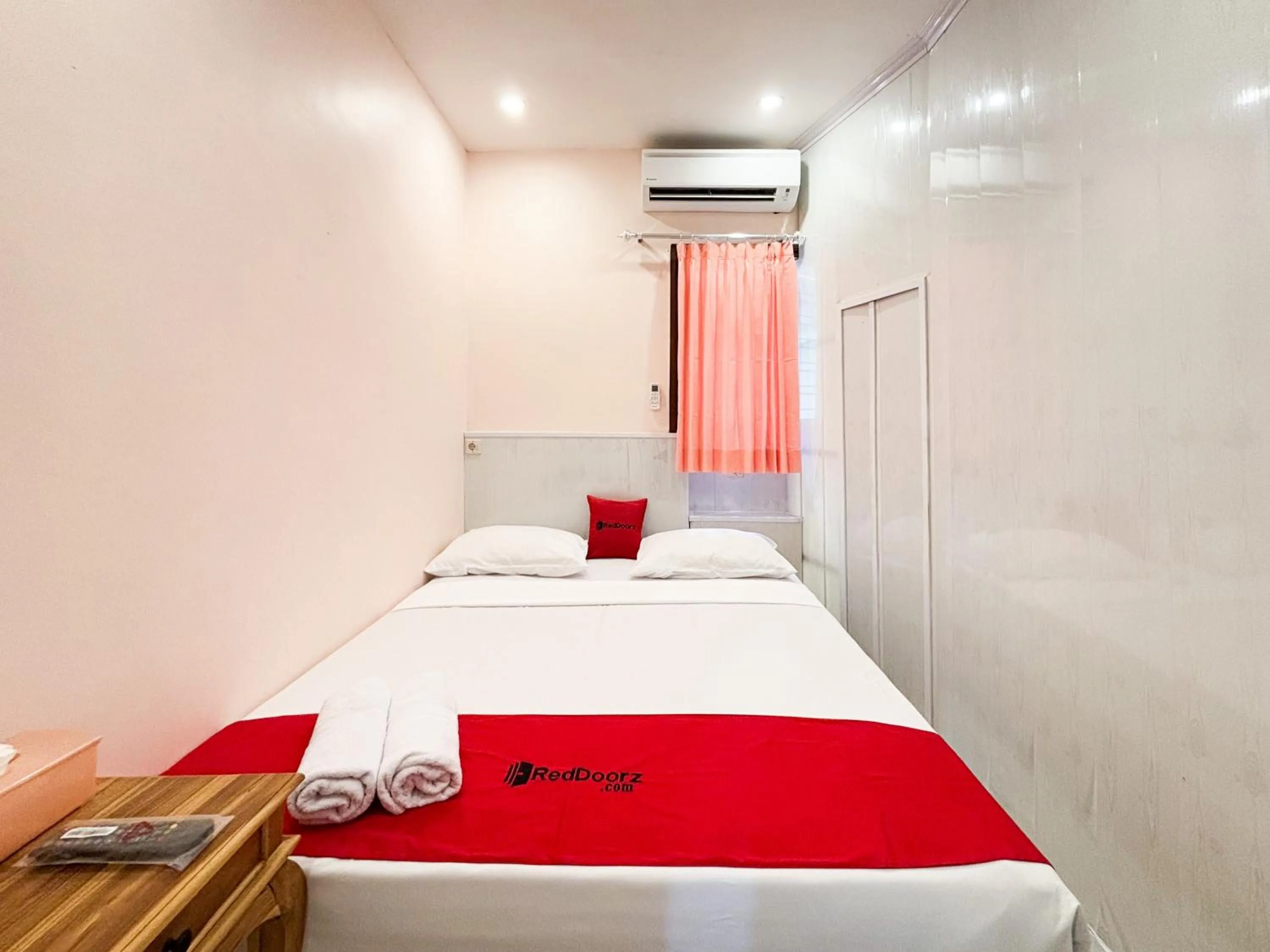 Bedroom, Bed in RedDoorz Plus near Brawijaya Museum