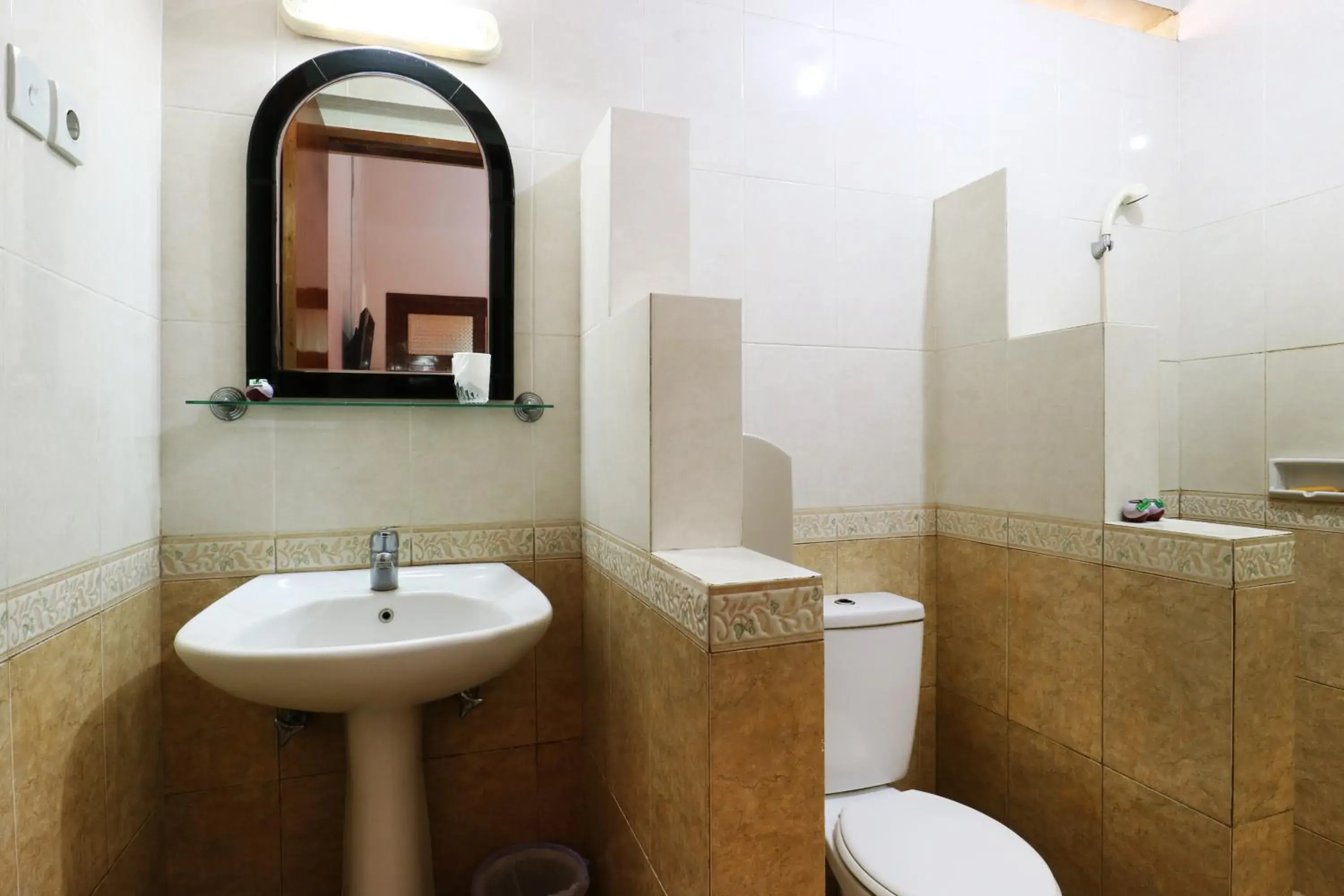 Suite in RedDoorz Plus near Brawijaya Museum Suite in RedDoorz Plus near Brawijaya Museum