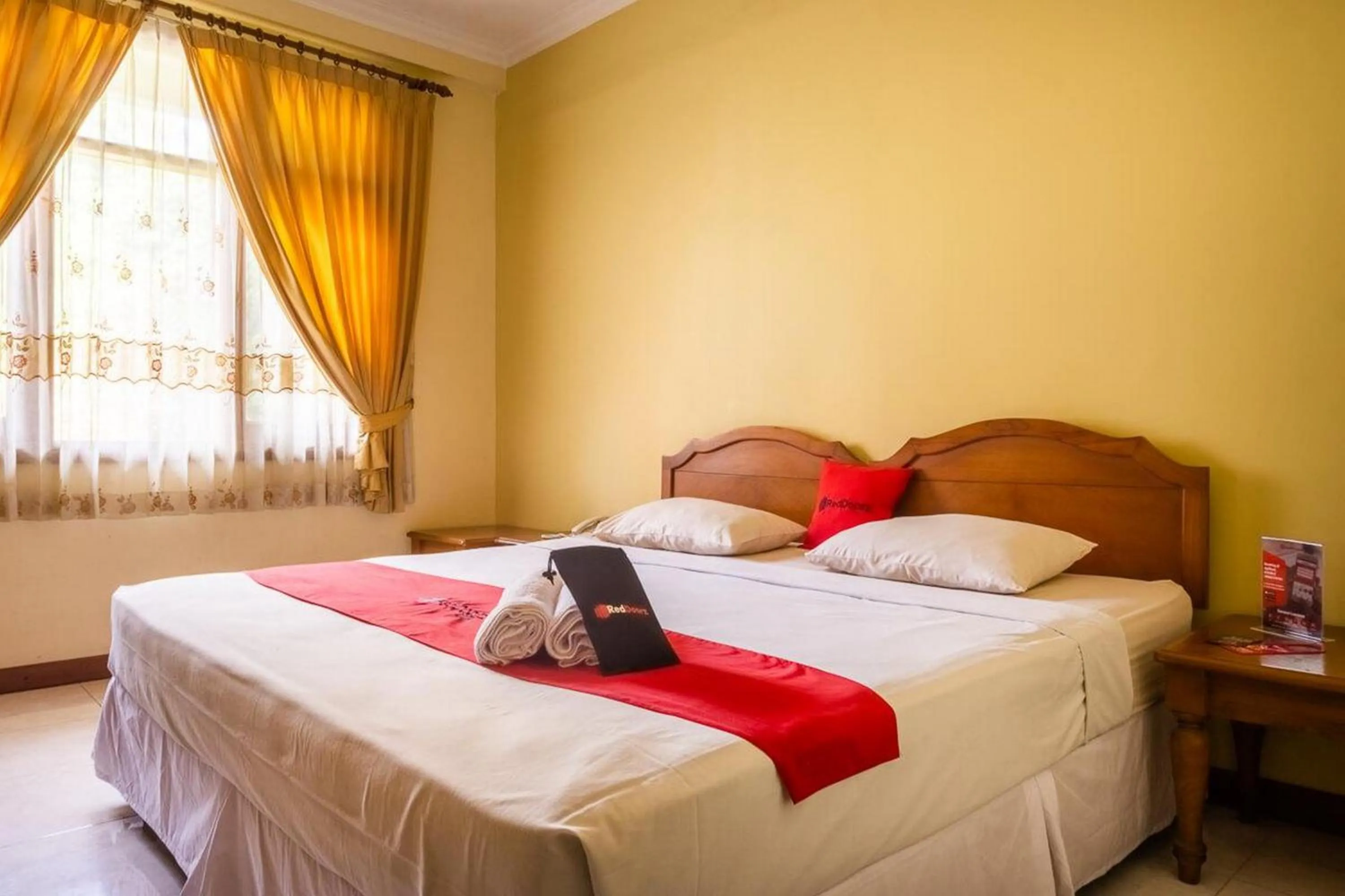 Bedroom, Bed in RedDoorz Plus near Brawijaya Museum