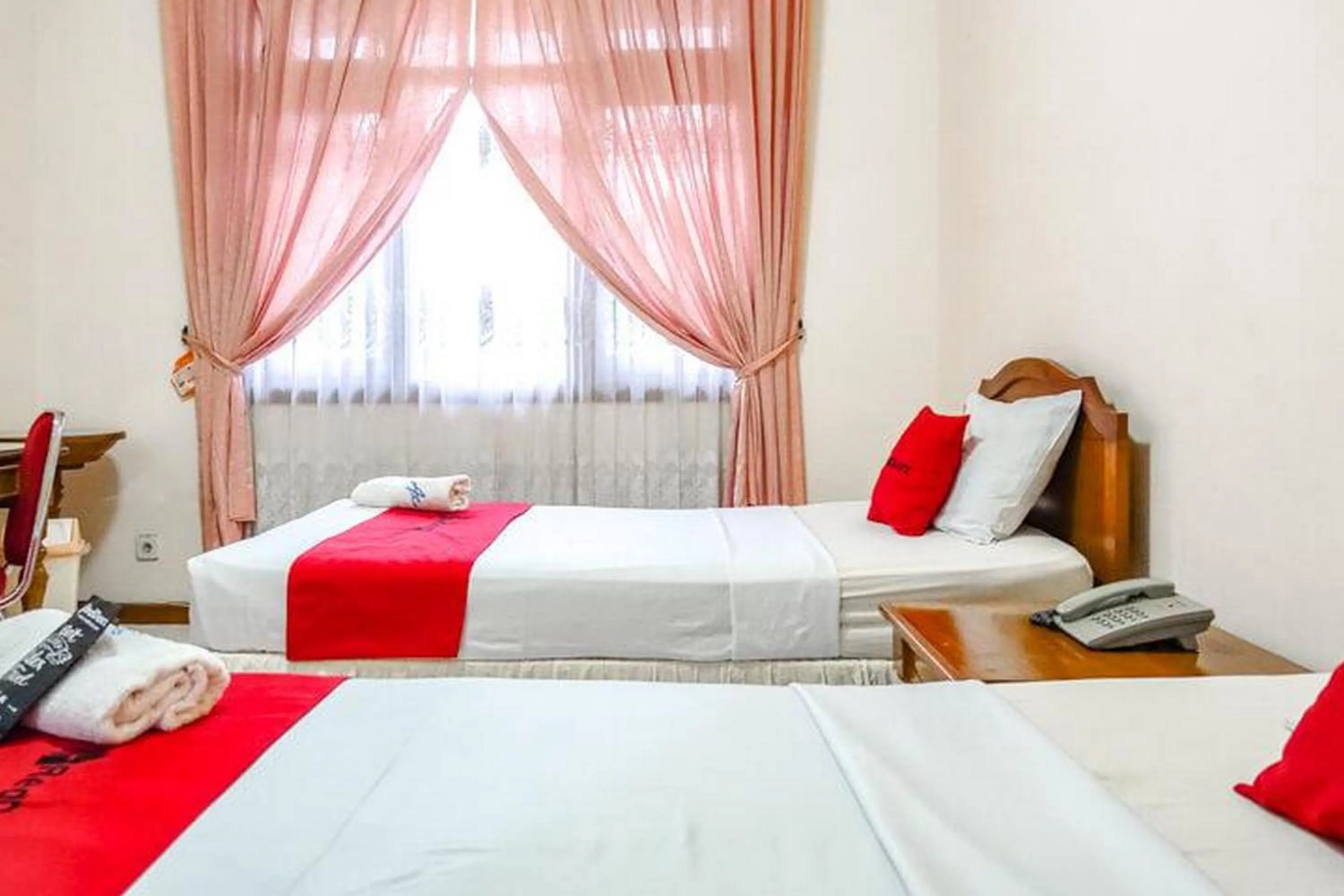 Bedroom, Bed in RedDoorz Plus near Brawijaya Museum