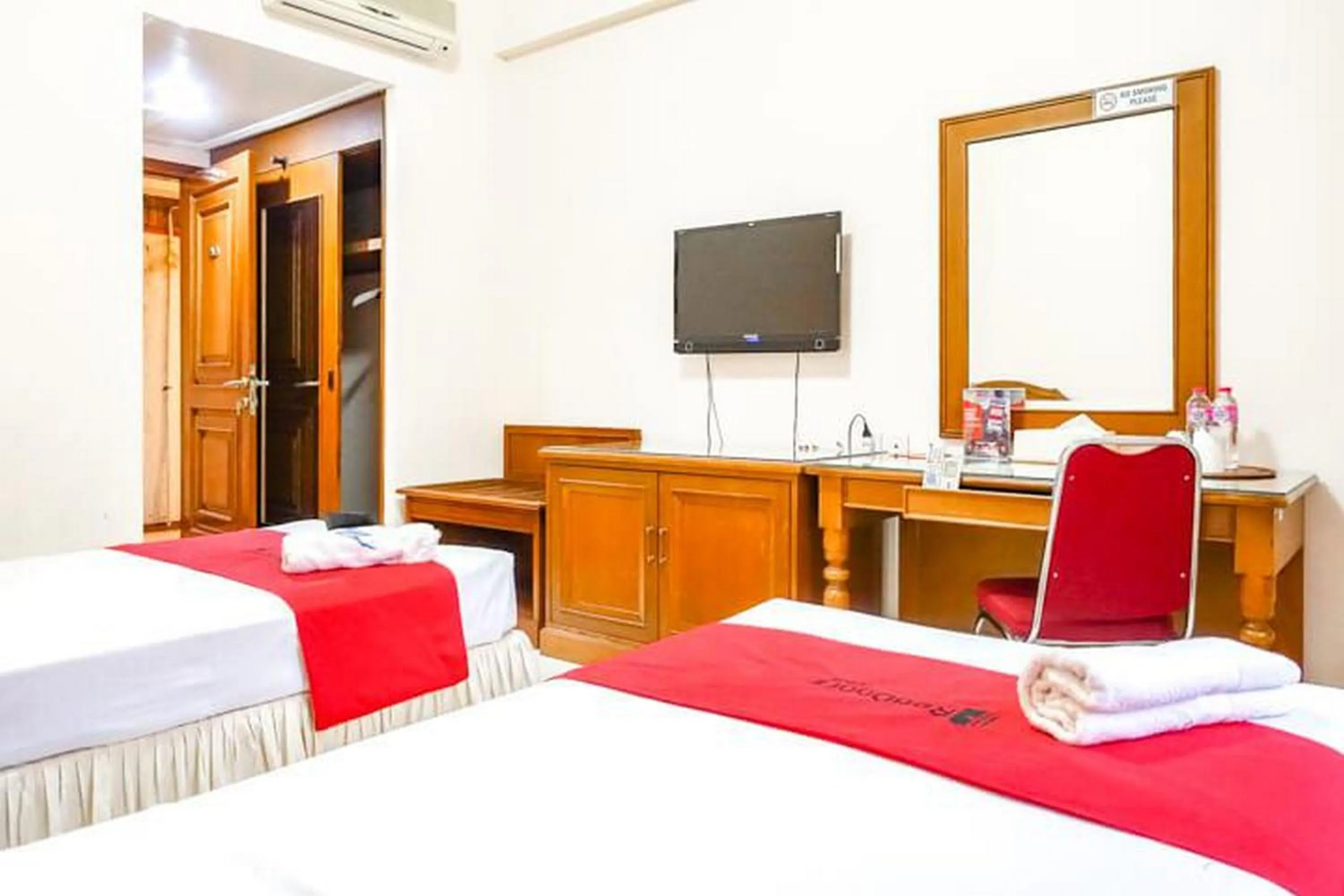 Bedroom, Bed in RedDoorz Plus near Brawijaya Museum