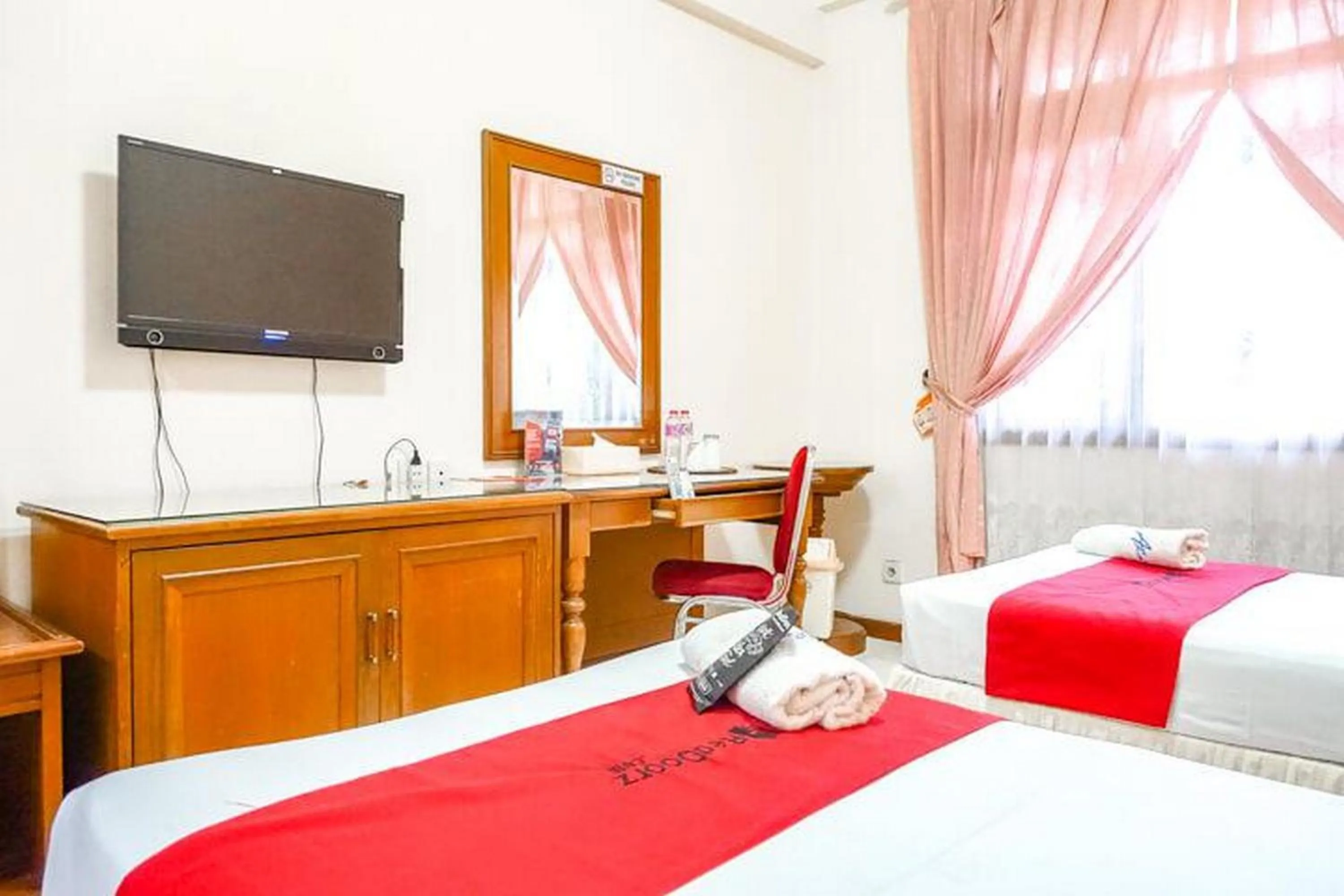 Bedroom, Bed in RedDoorz Plus near Brawijaya Museum