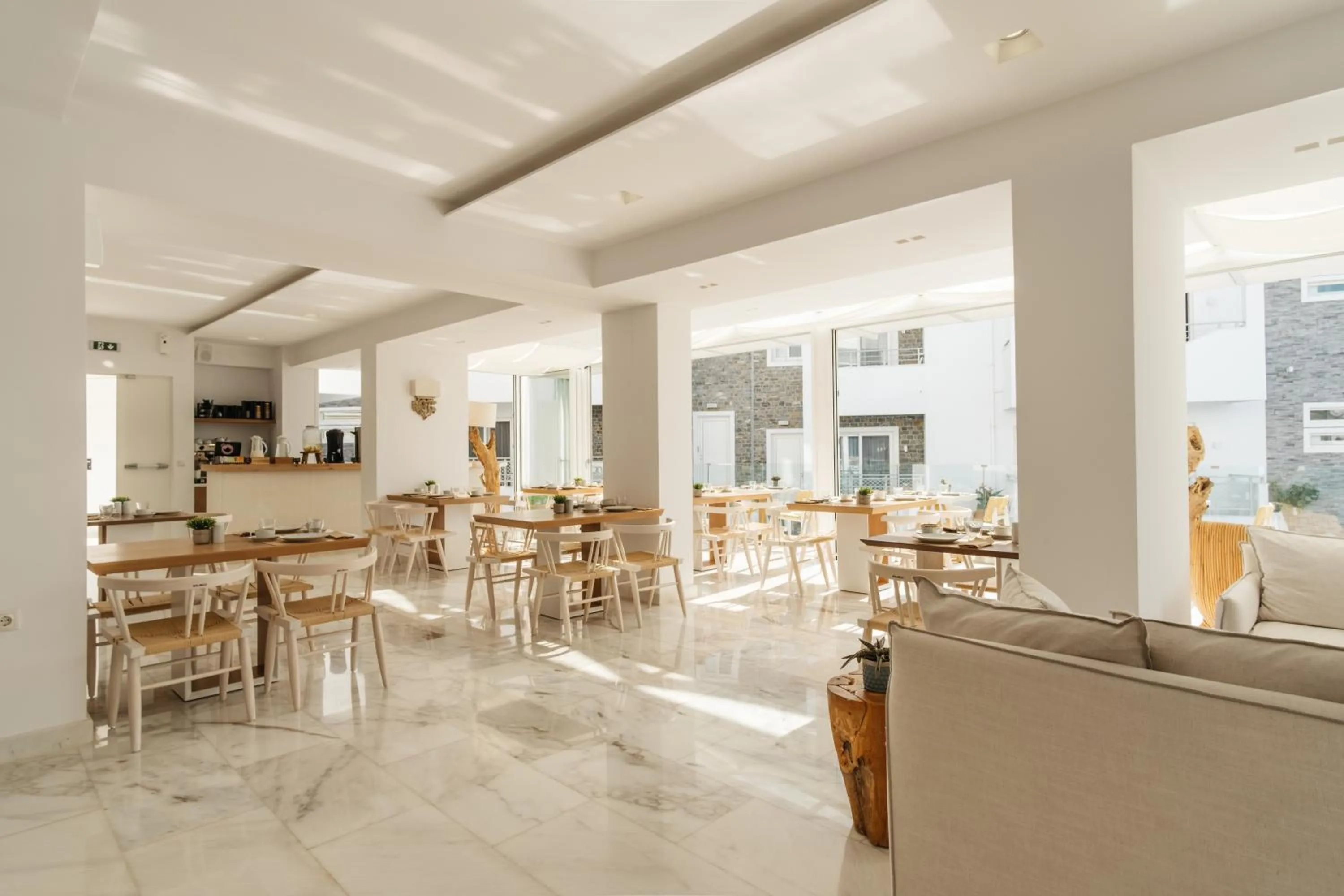 Restaurant/places to eat in Cyano Hotel