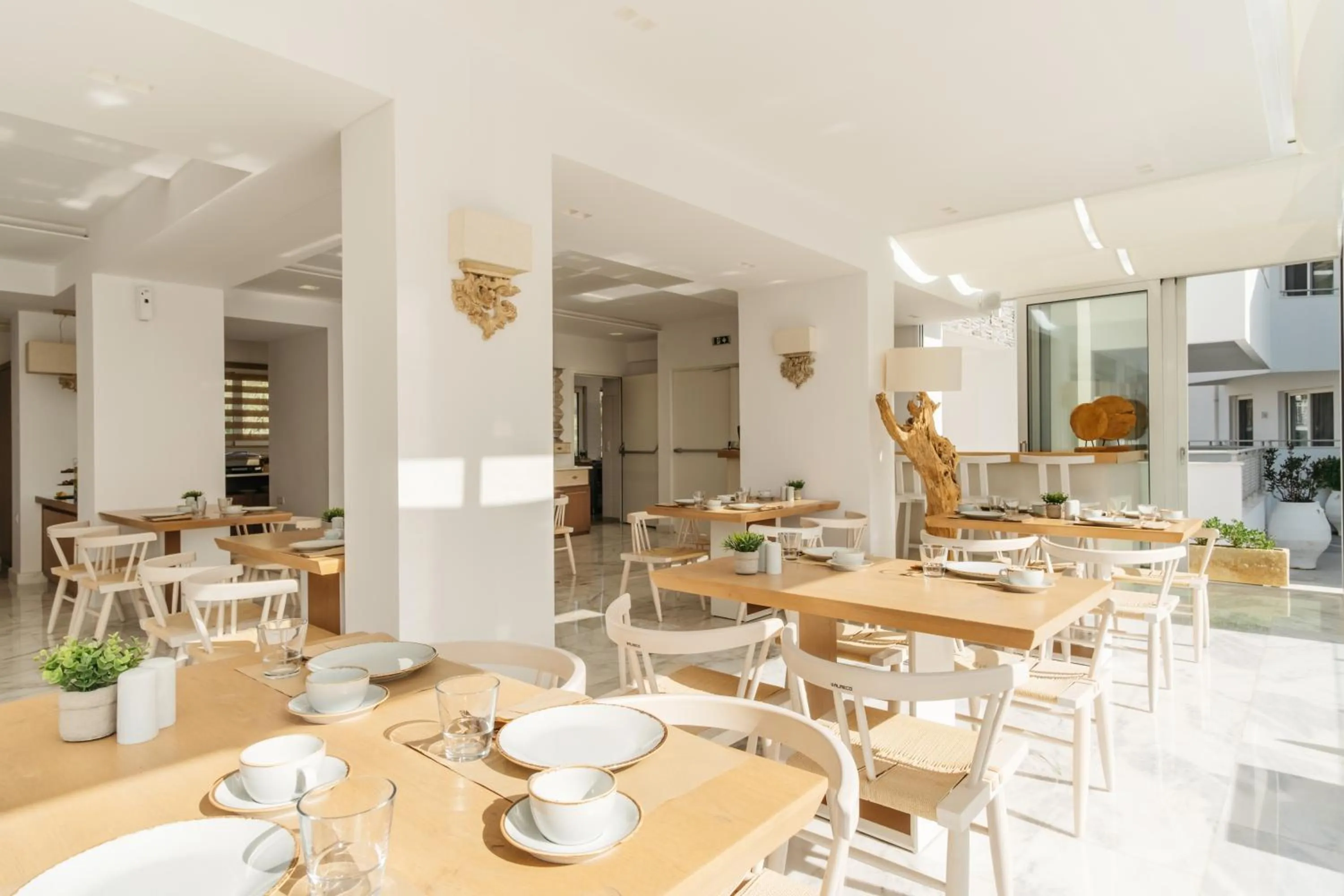 Restaurant/places to eat in Cyano Hotel