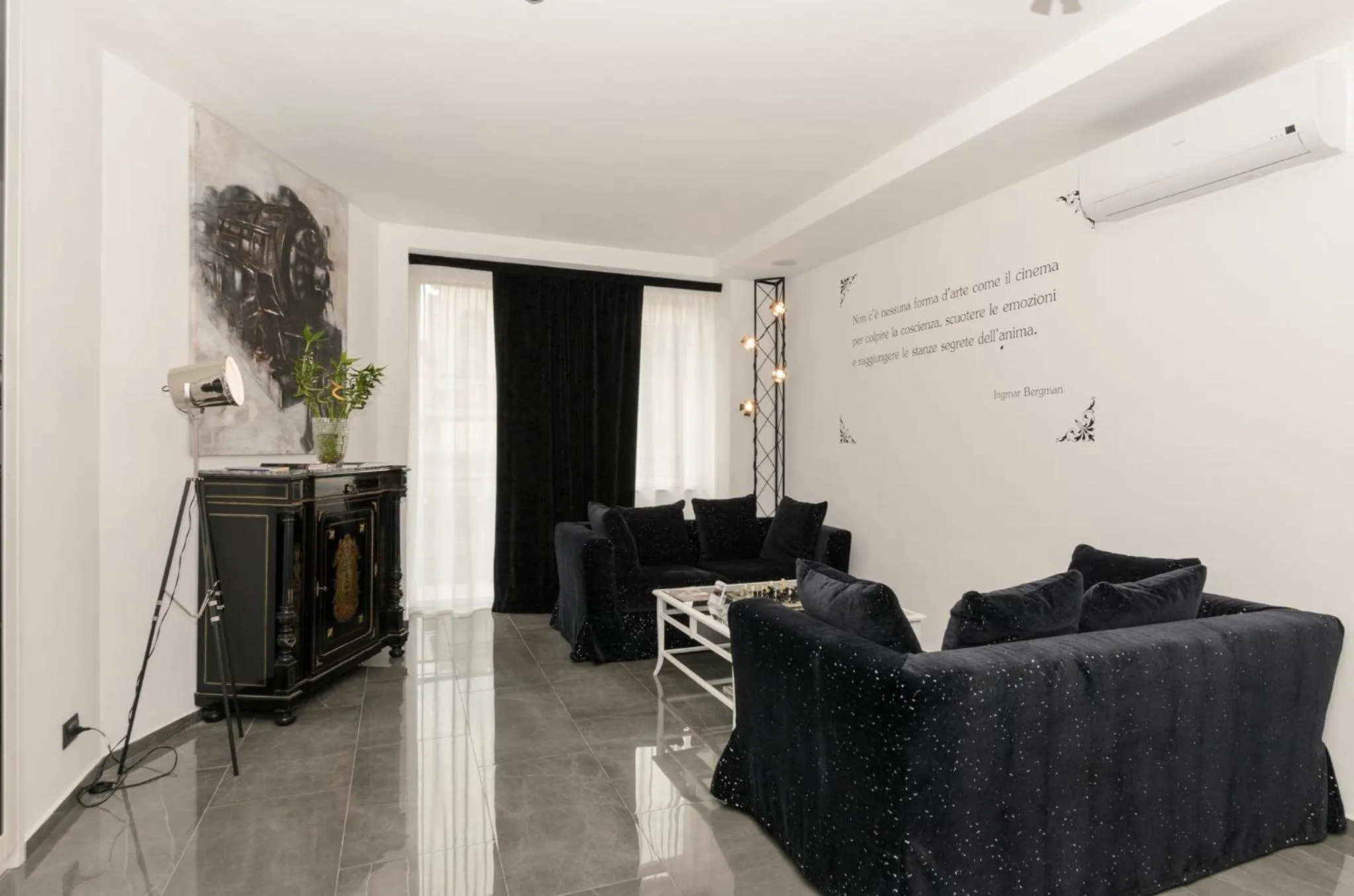 Communal lounge/ TV room in Hotel CineApollo - Ogni camera un film!