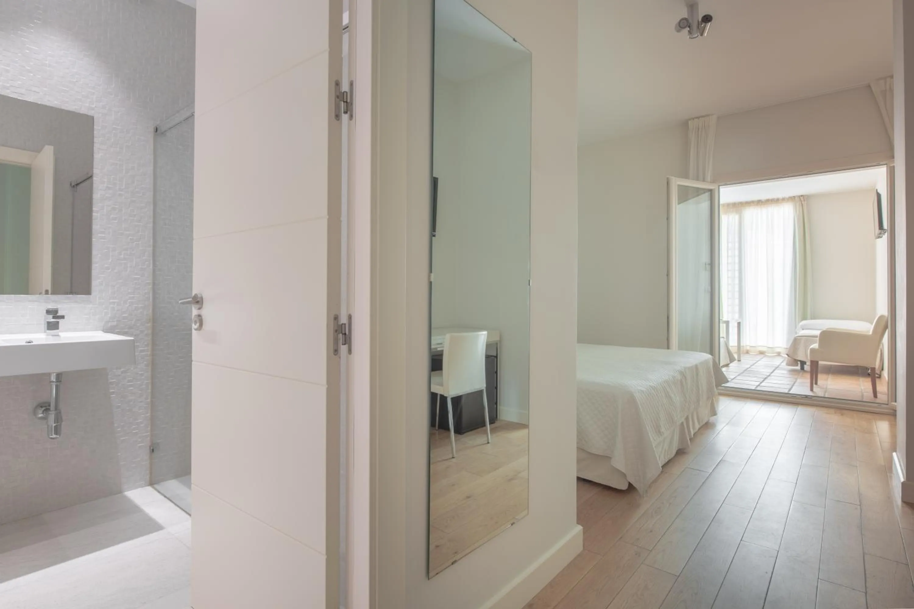 Shower, Bed in Hotel Atlántico