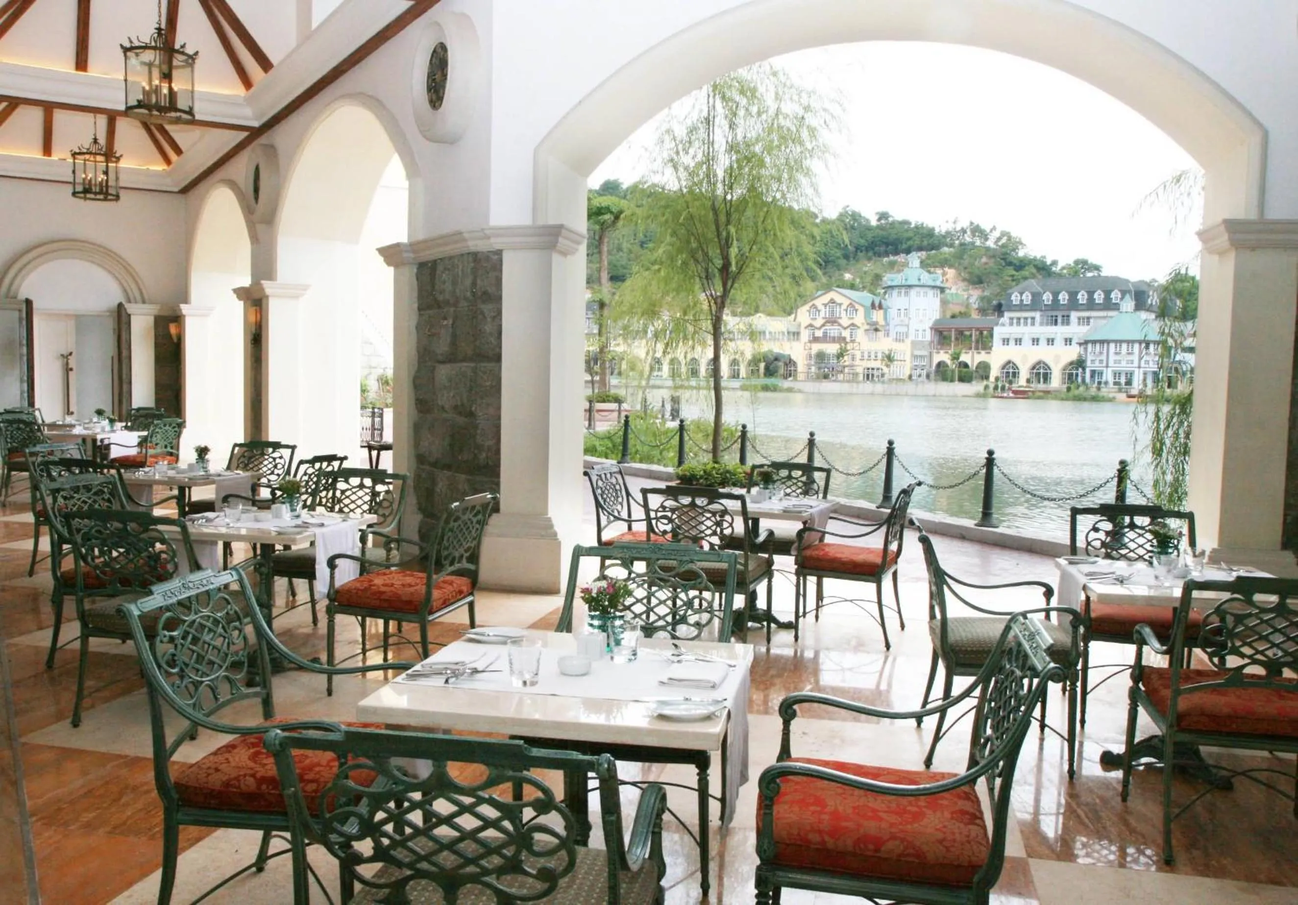 Restaurant/Places to Eat in The Interlaken OCT Hotel