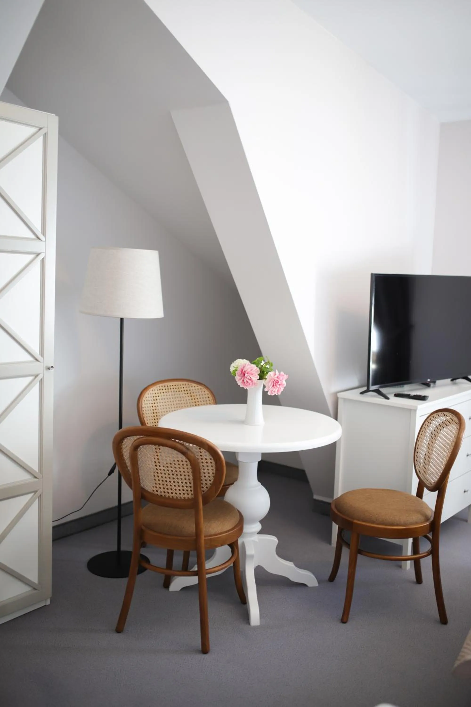 Photo of the whole room in Willa Puck