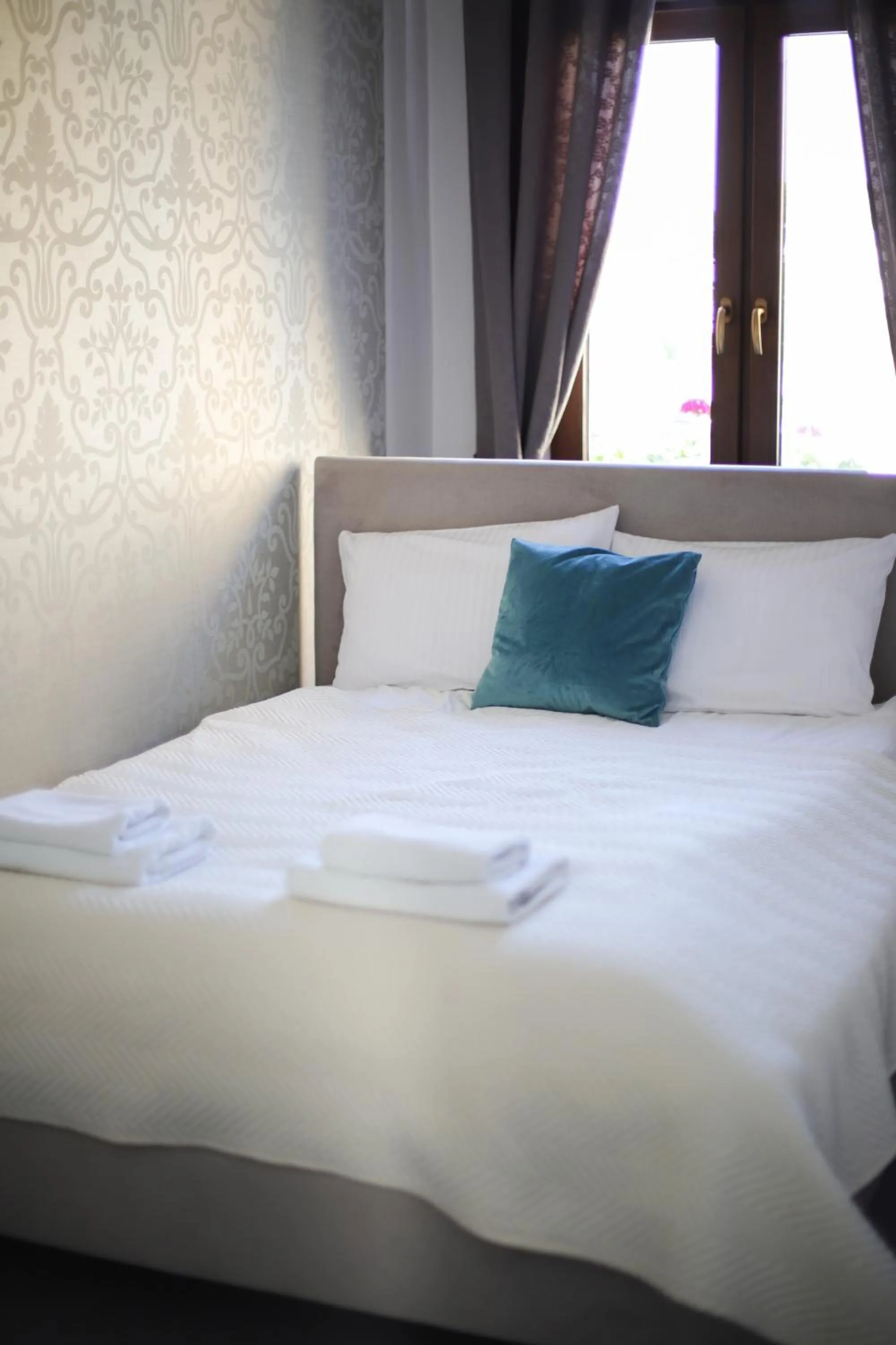 Photo of the whole room, Bed in Willa Puck