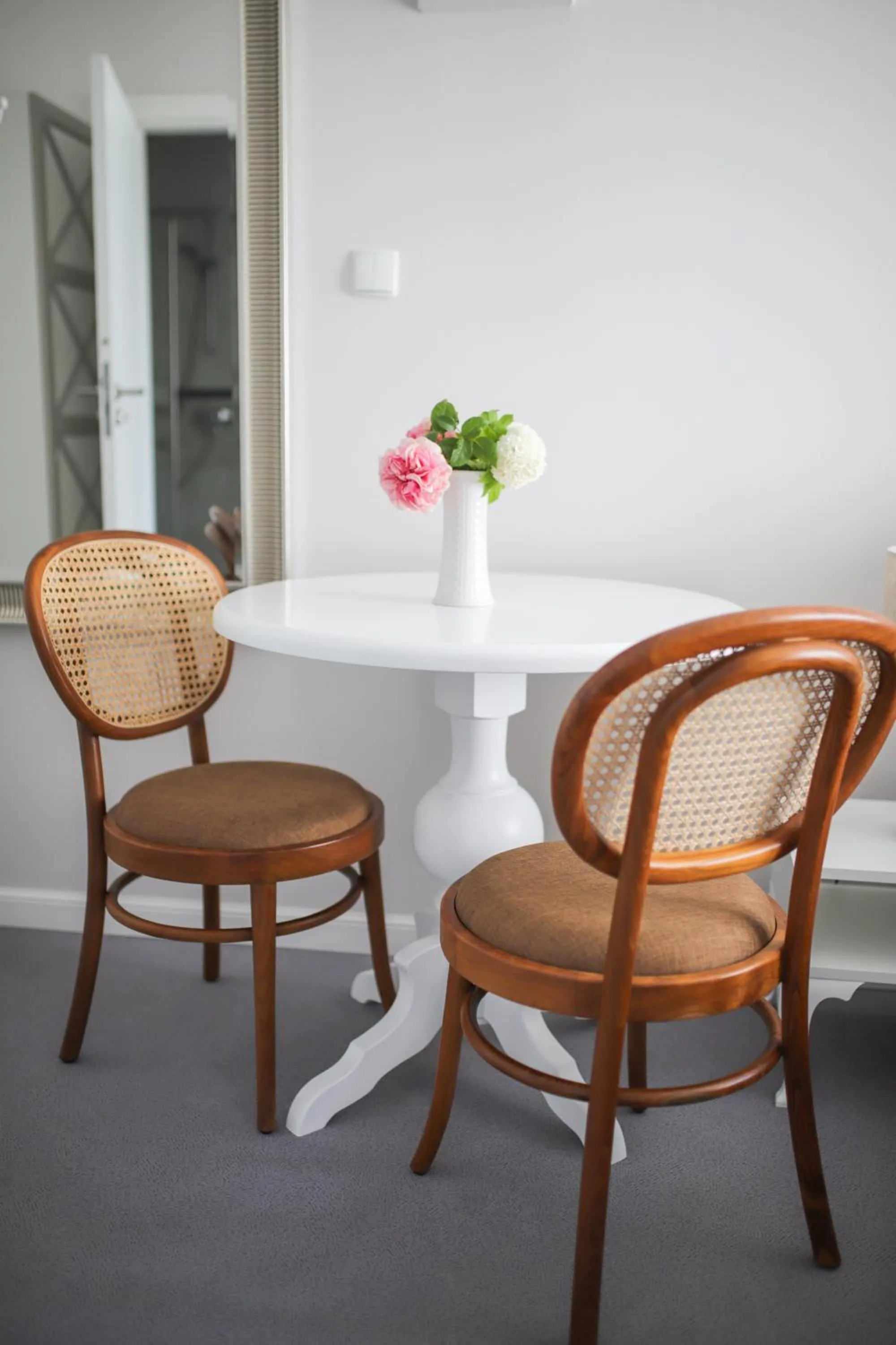 Photo of the whole room in Willa Puck