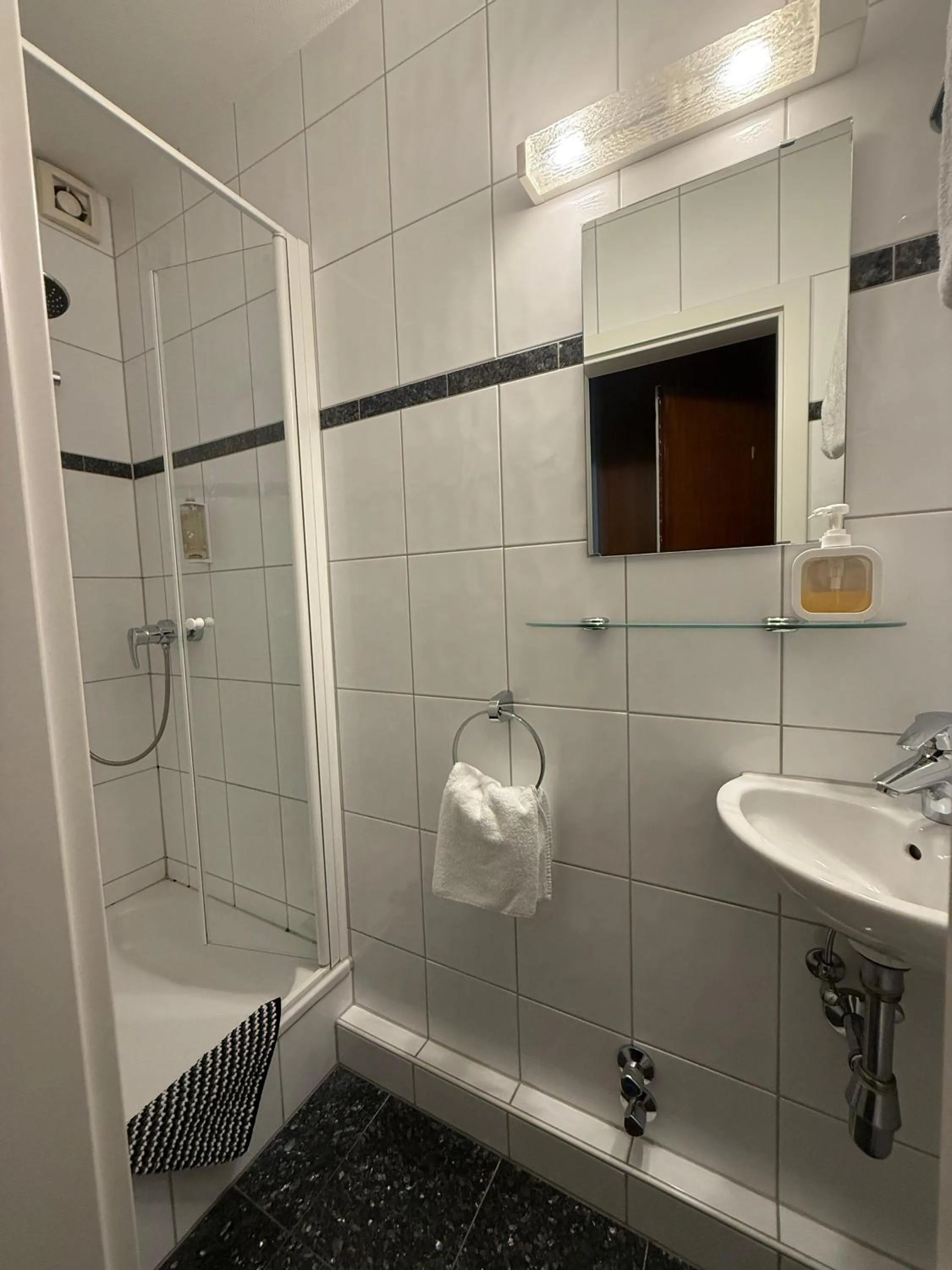 Shower in SVG Hotel Diversi