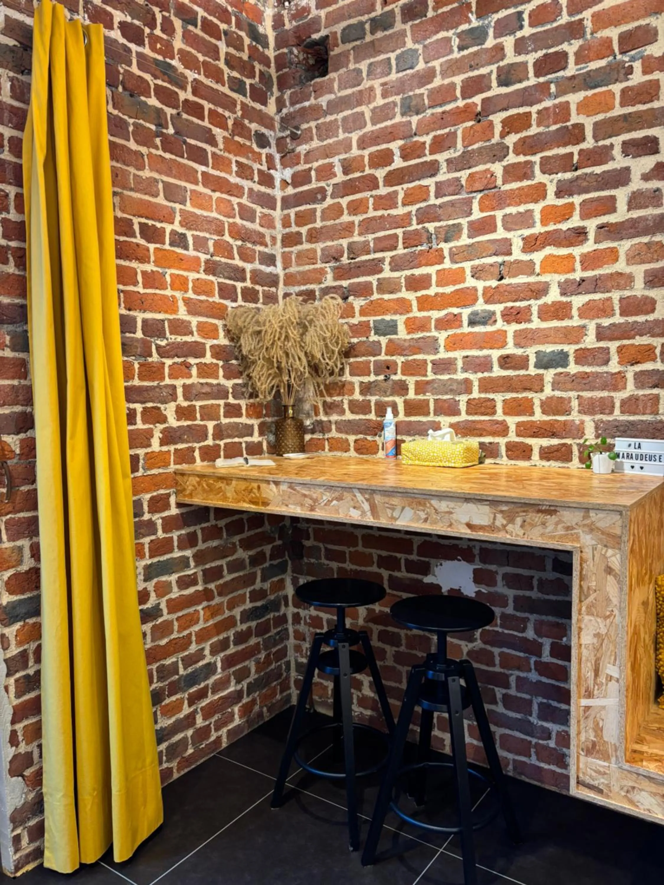 Dining area in La Maraudeuse