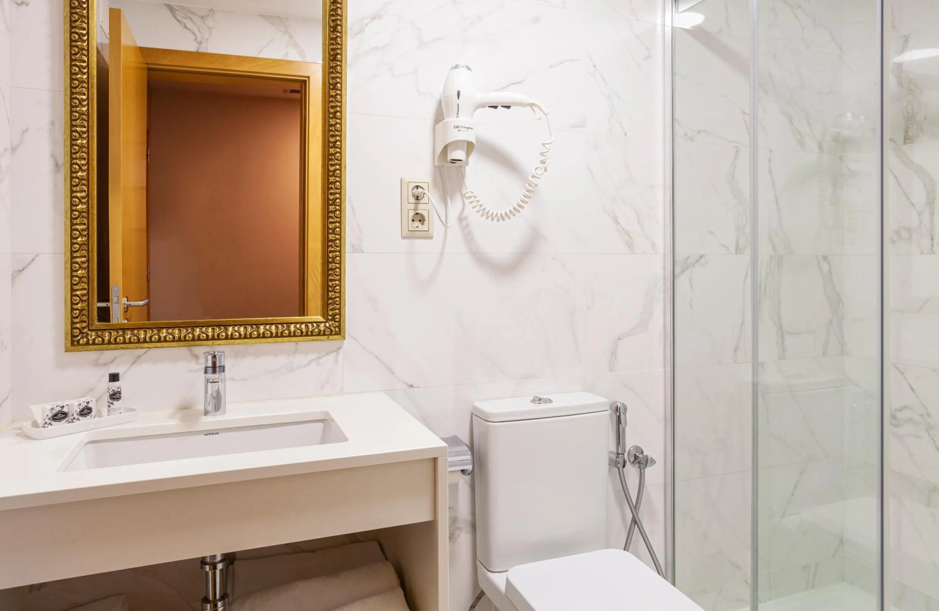 Bathroom in Hotel Lis Batalha