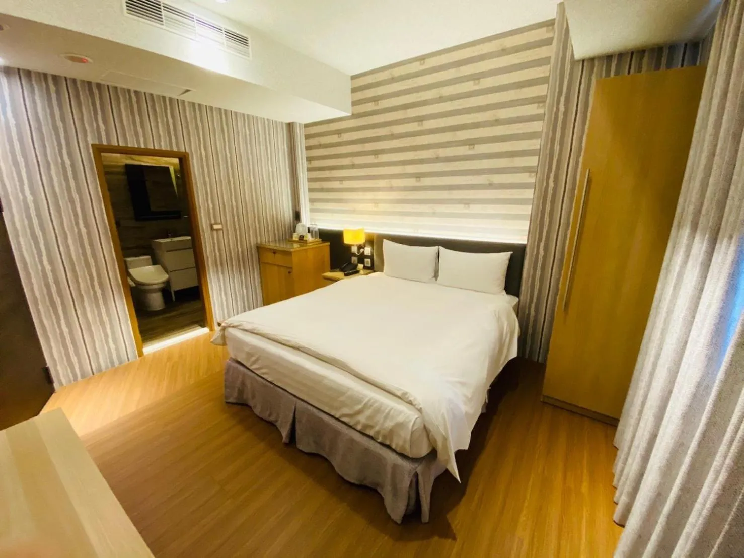 Photo of the whole room in DLInn Hotel