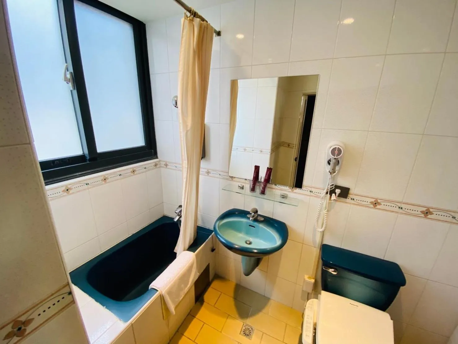 Toilet in DLInn Hotel