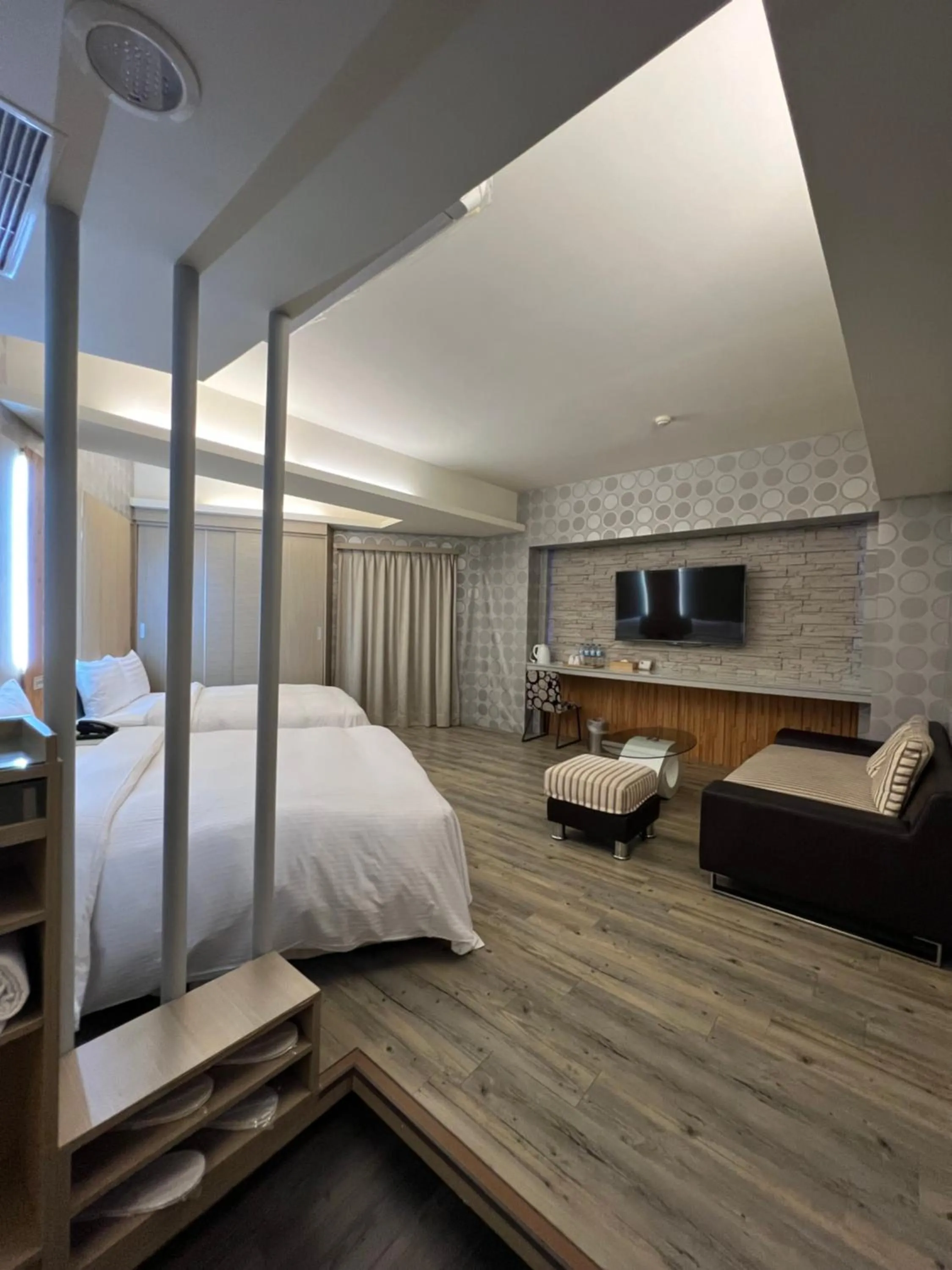 Photo of the whole room in DLInn Hotel