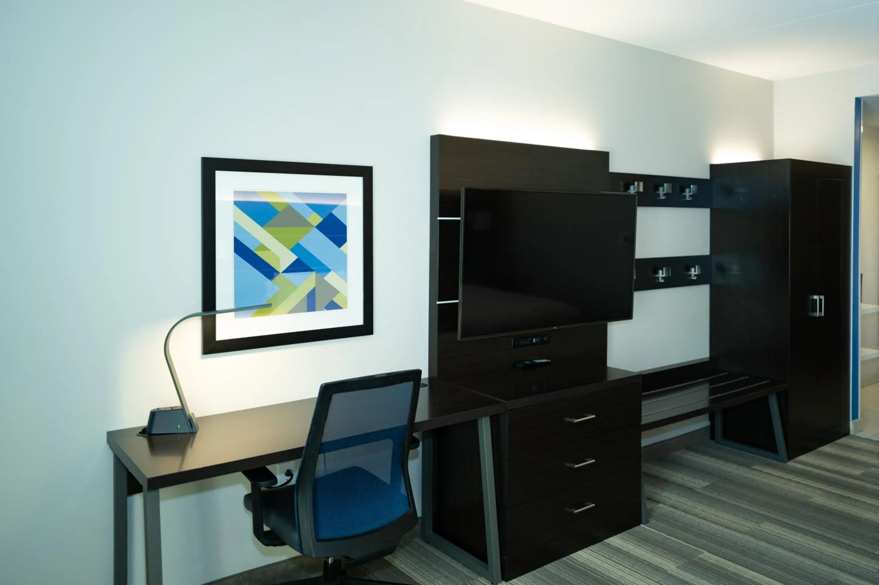 Bedroom in Holiday Inn Express & Suites Franklin - Berry Farms by IHG