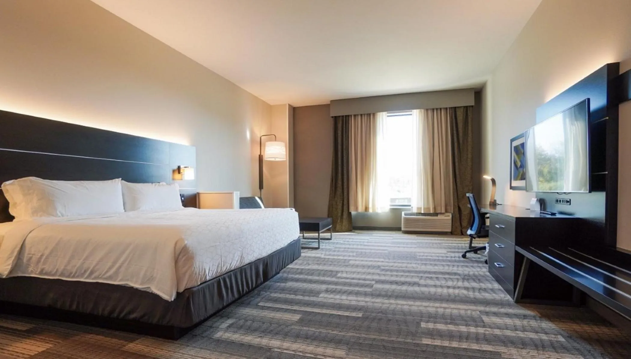 Bed in Holiday Inn Express & Suites Franklin - Berry Farms by IHG