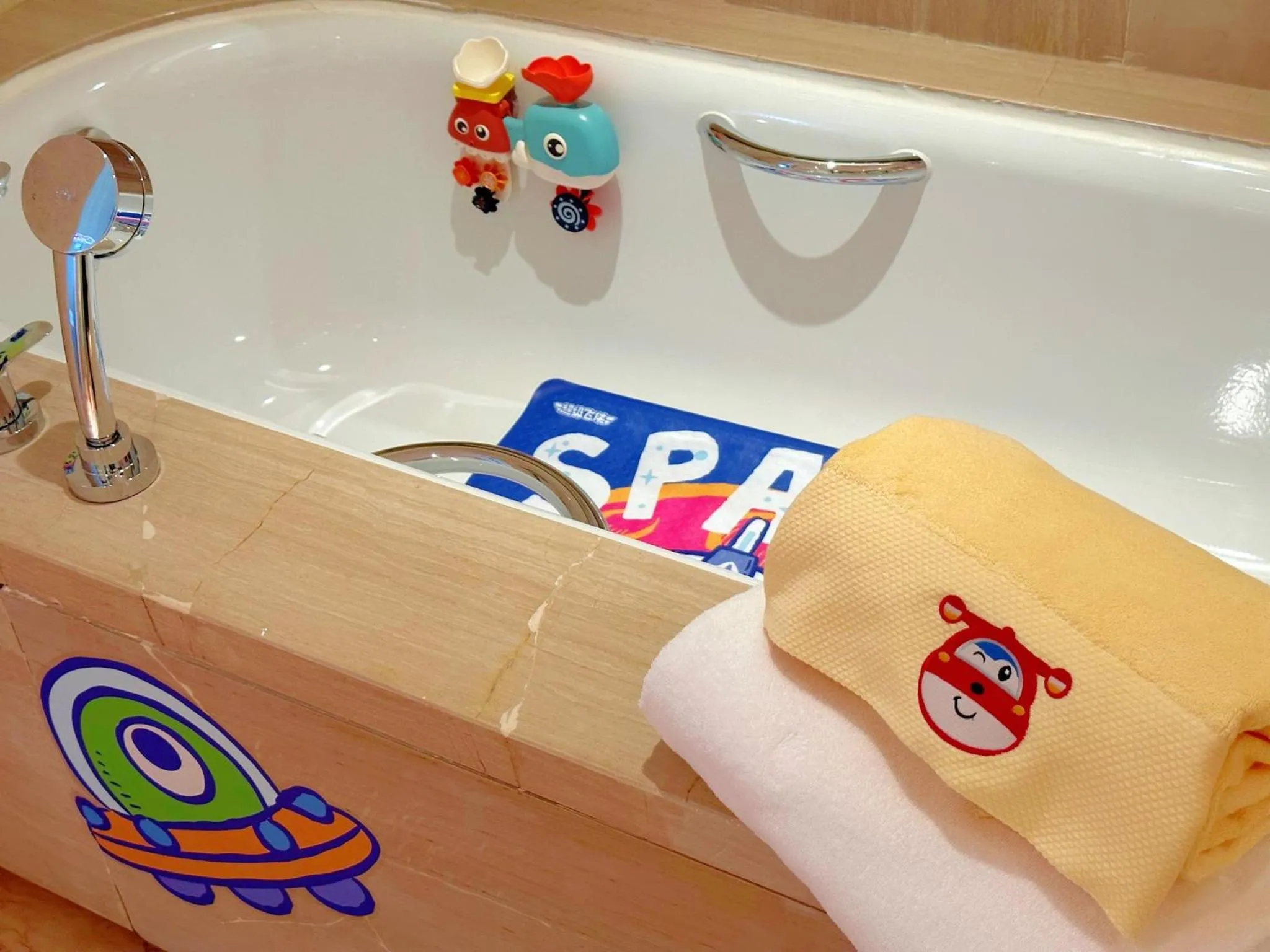 Photo of the whole room in Crowne Plaza Dalian Sports Center by IHG