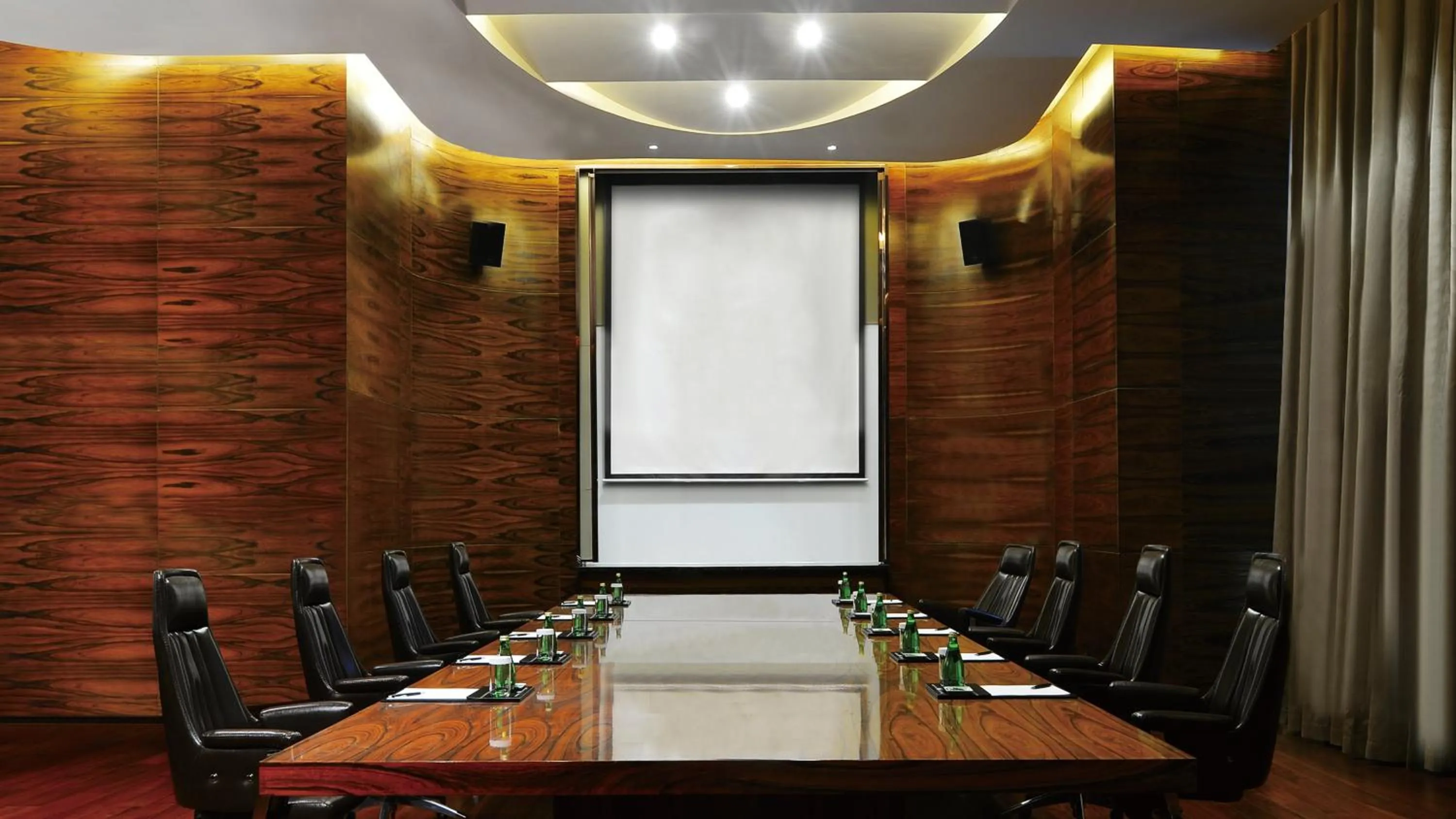 Meeting/conference room in Crowne Plaza Dalian Sports Center by IHG