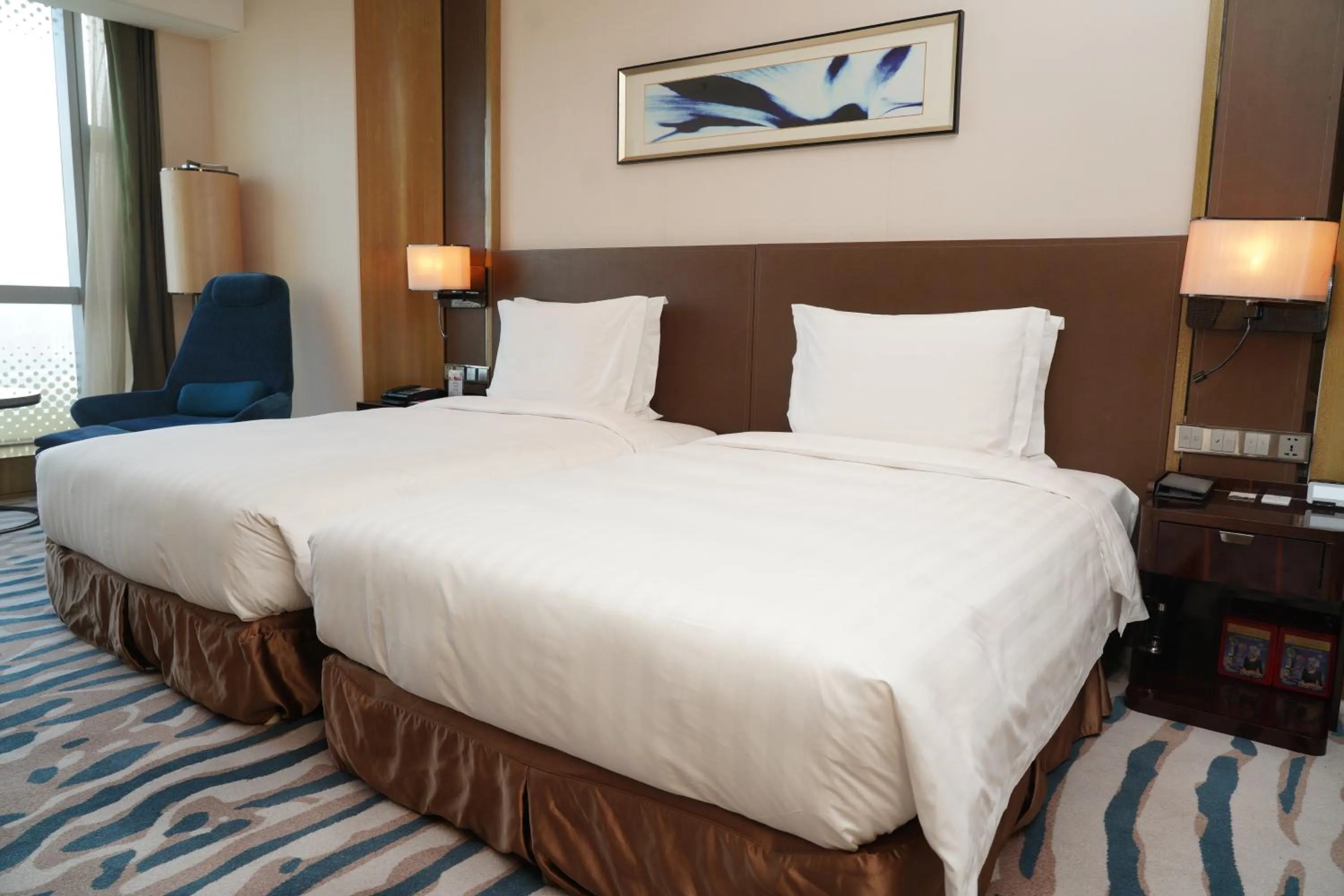 Photo of the whole room, Bed in Crowne Plaza Dalian Sports Center by IHG