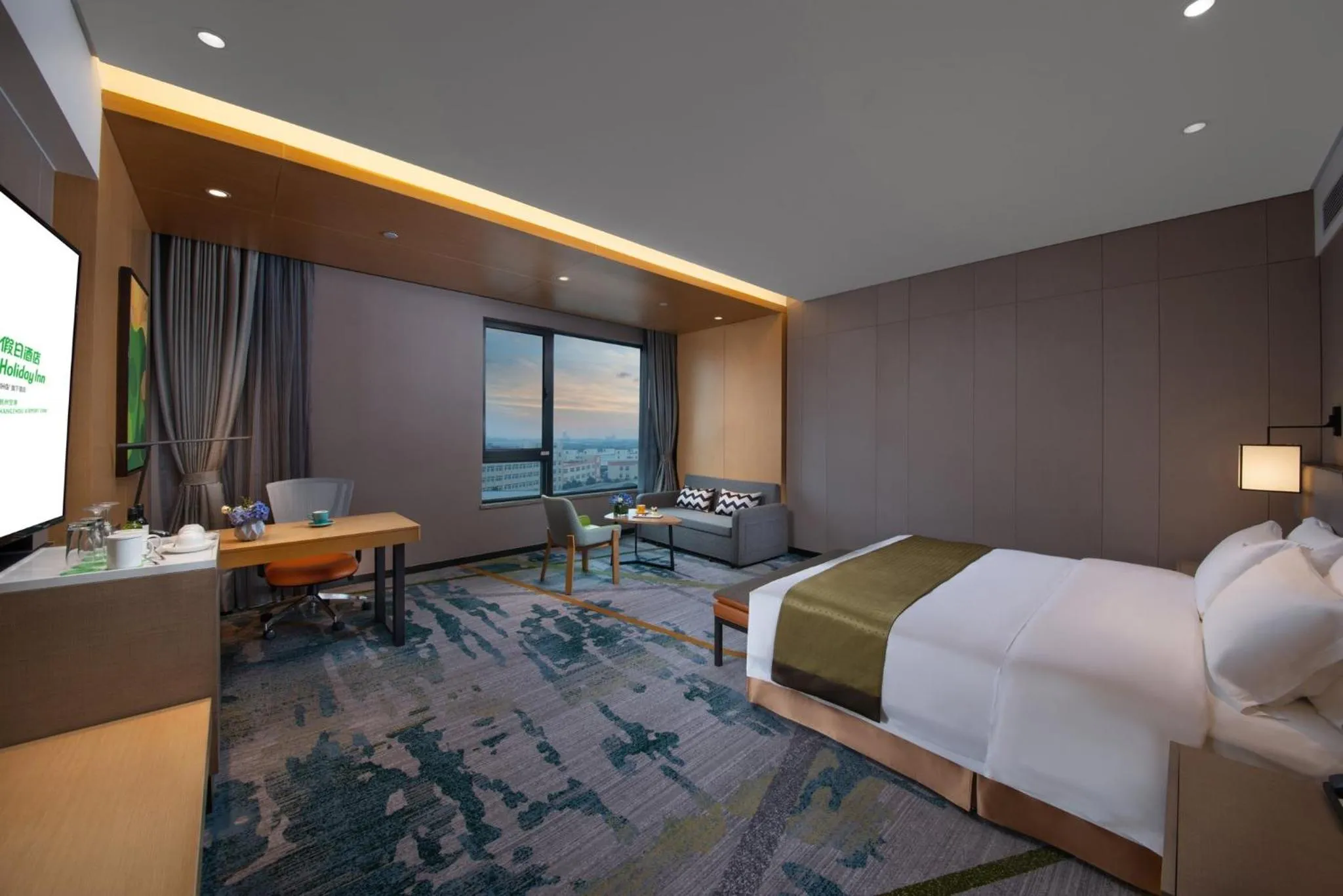 Photo of the whole room, Bed in Holiday Inn Hangzhou Airport Zone by IHG