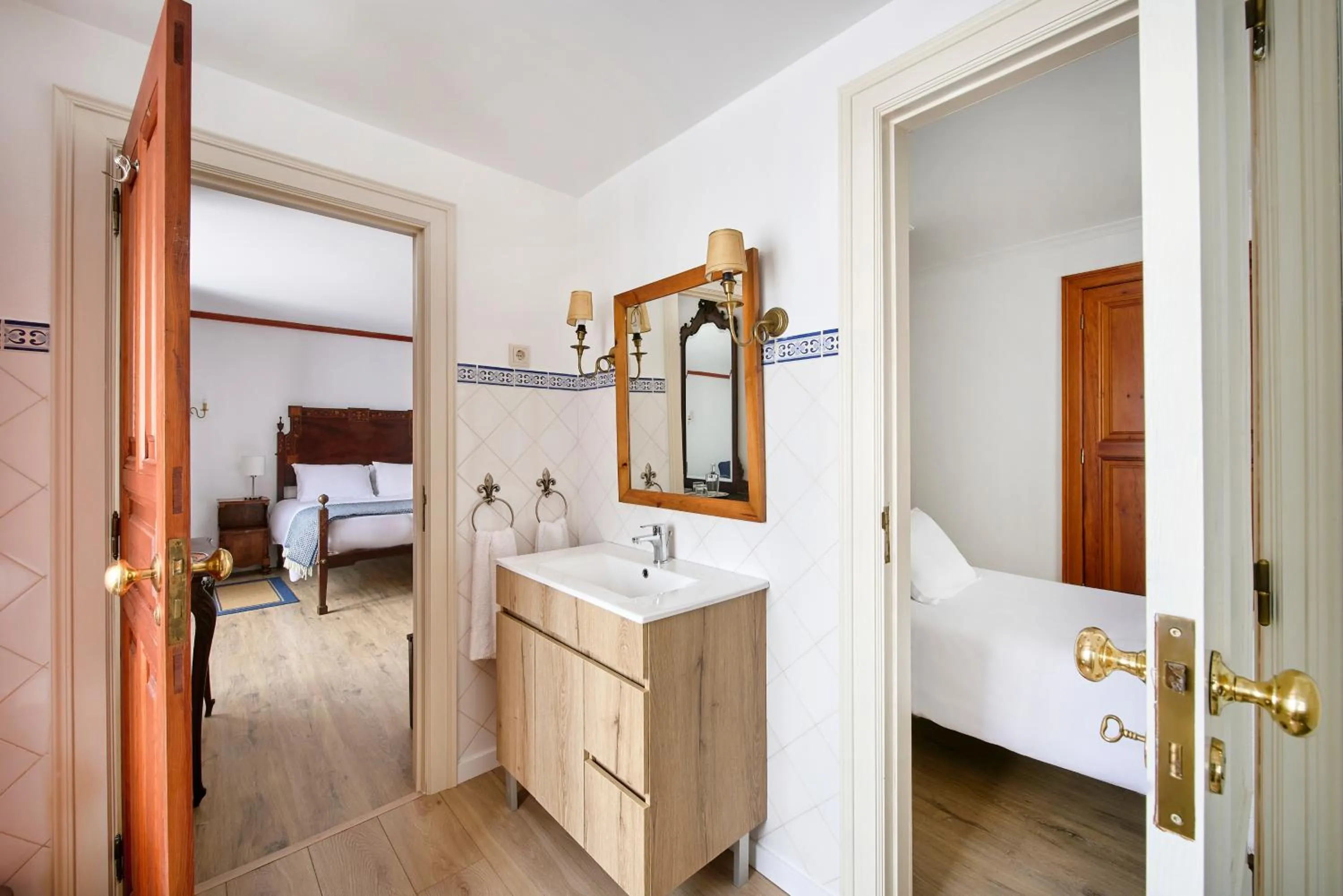 Bathroom, Bed in Quinta da Alcaidaria Mor