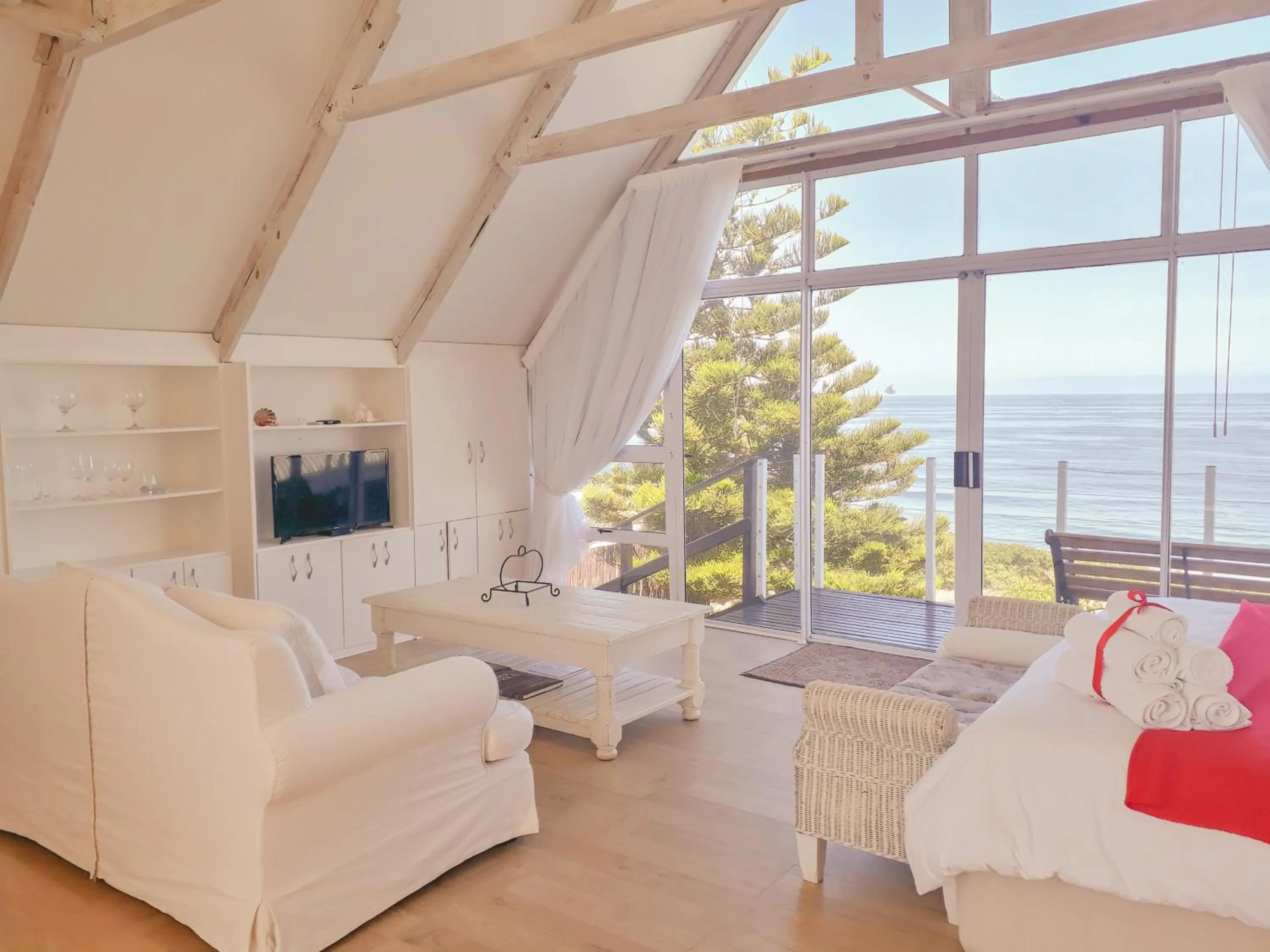 Living room, Bed in Whales Way Ocean Retreat