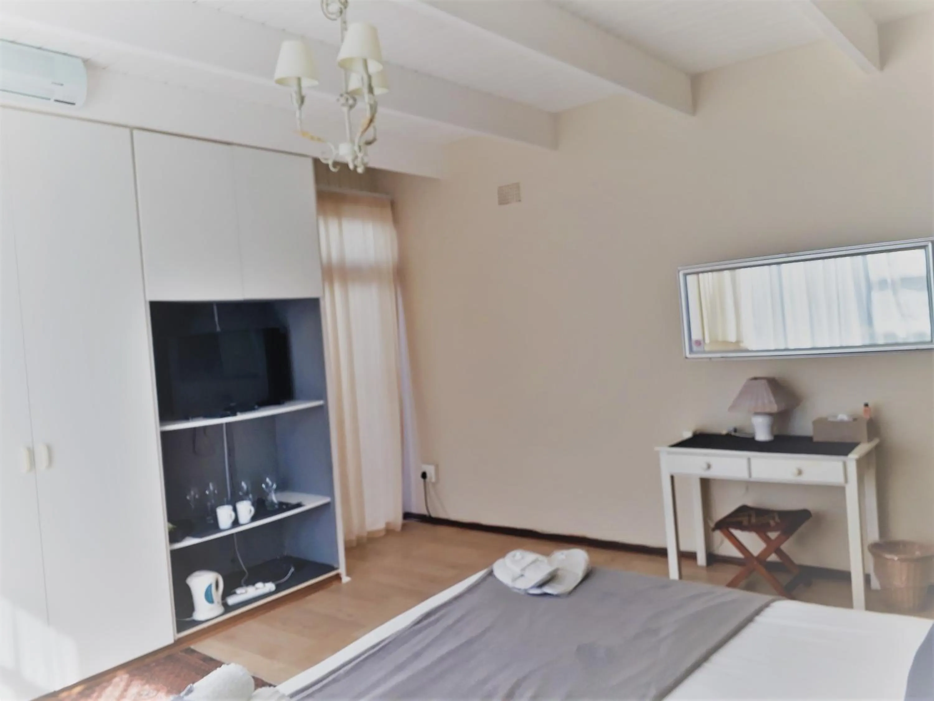 Bedroom, Bed in Whales Way Ocean Retreat