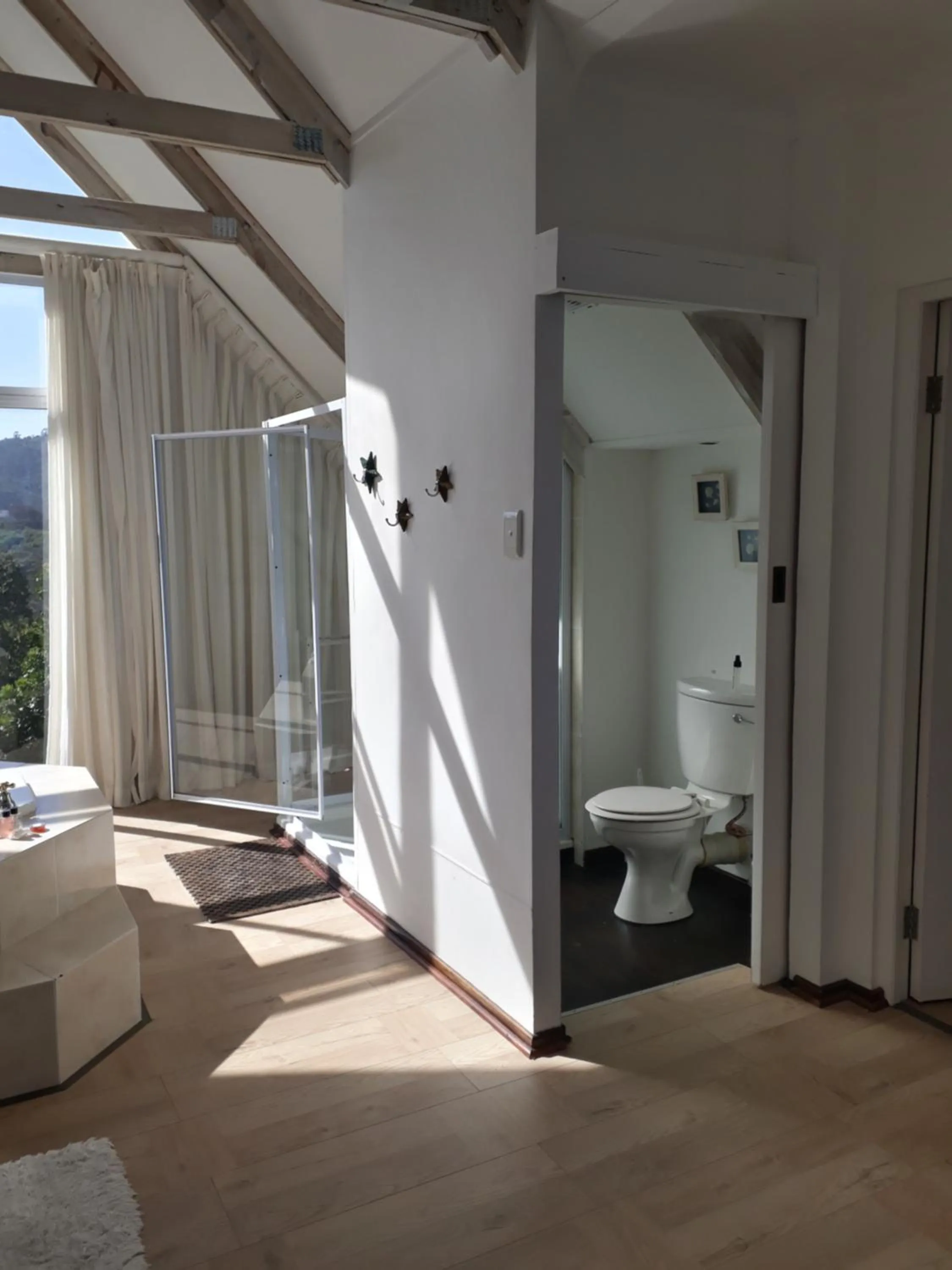 Shower in Whales Way Ocean Retreat