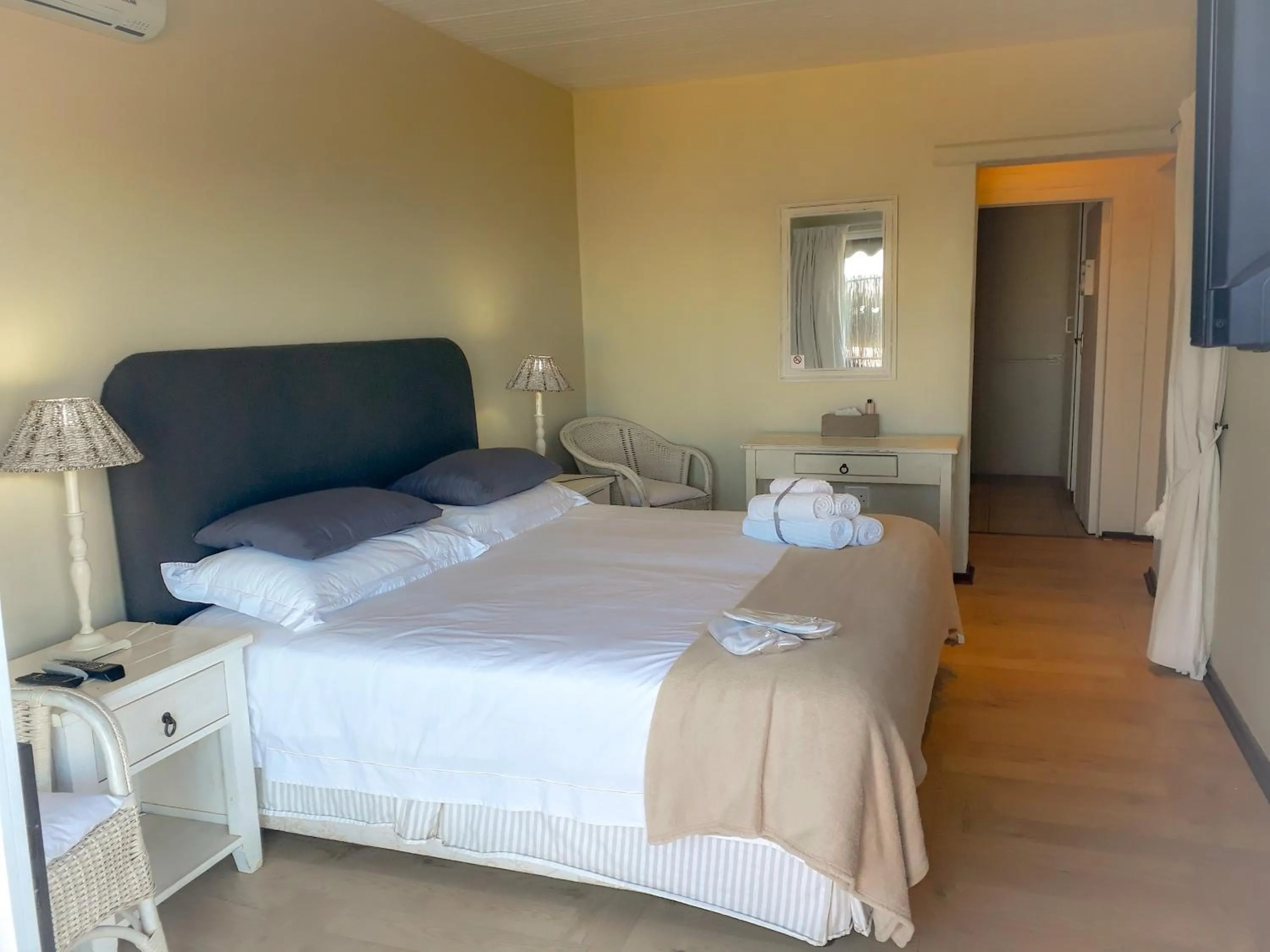 Photo of the whole room, Bed in Whales Way Ocean Retreat