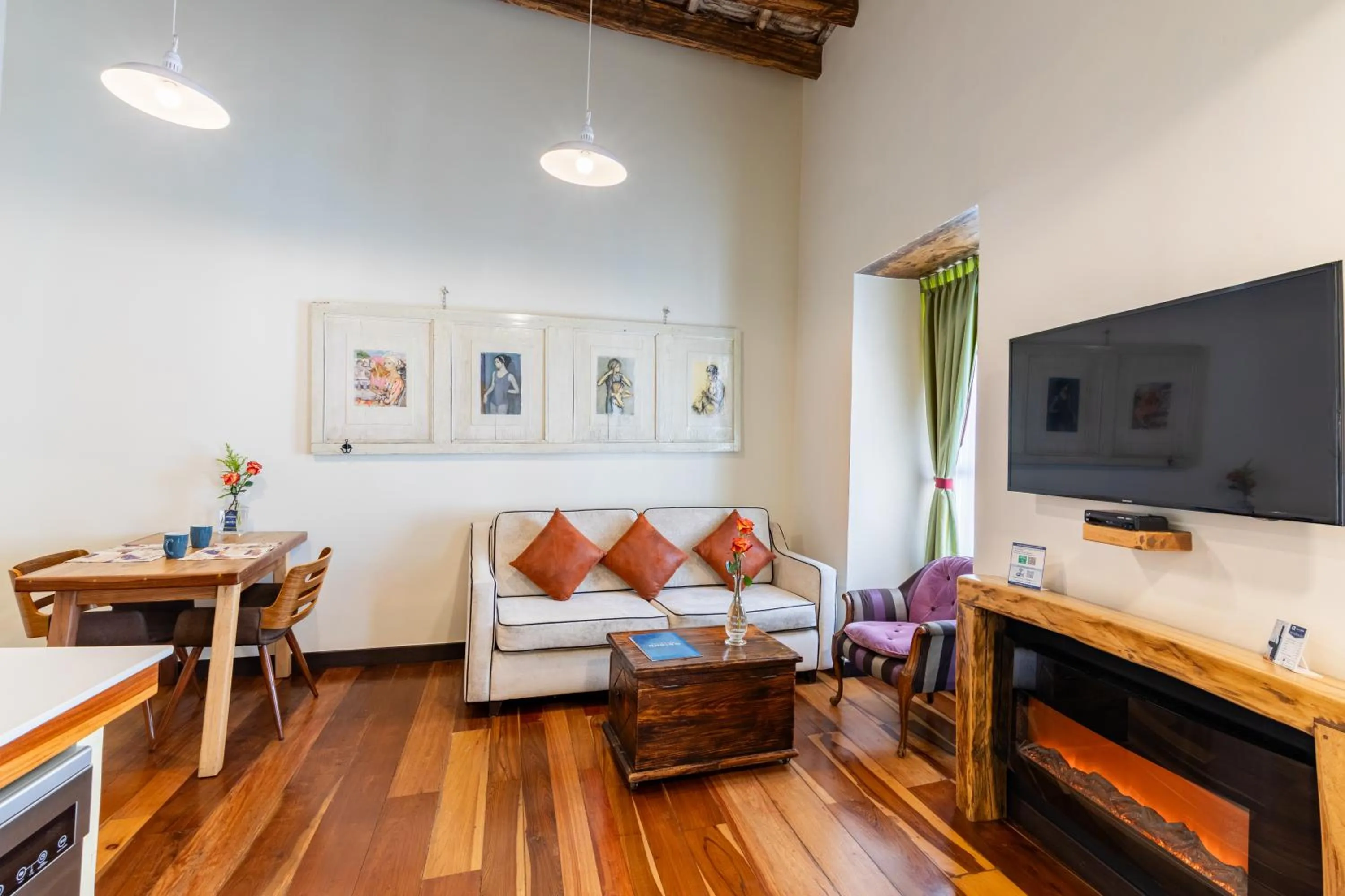Communal lounge/ TV room in Old Town Quito Suites, Heritage Hotel, Historic center