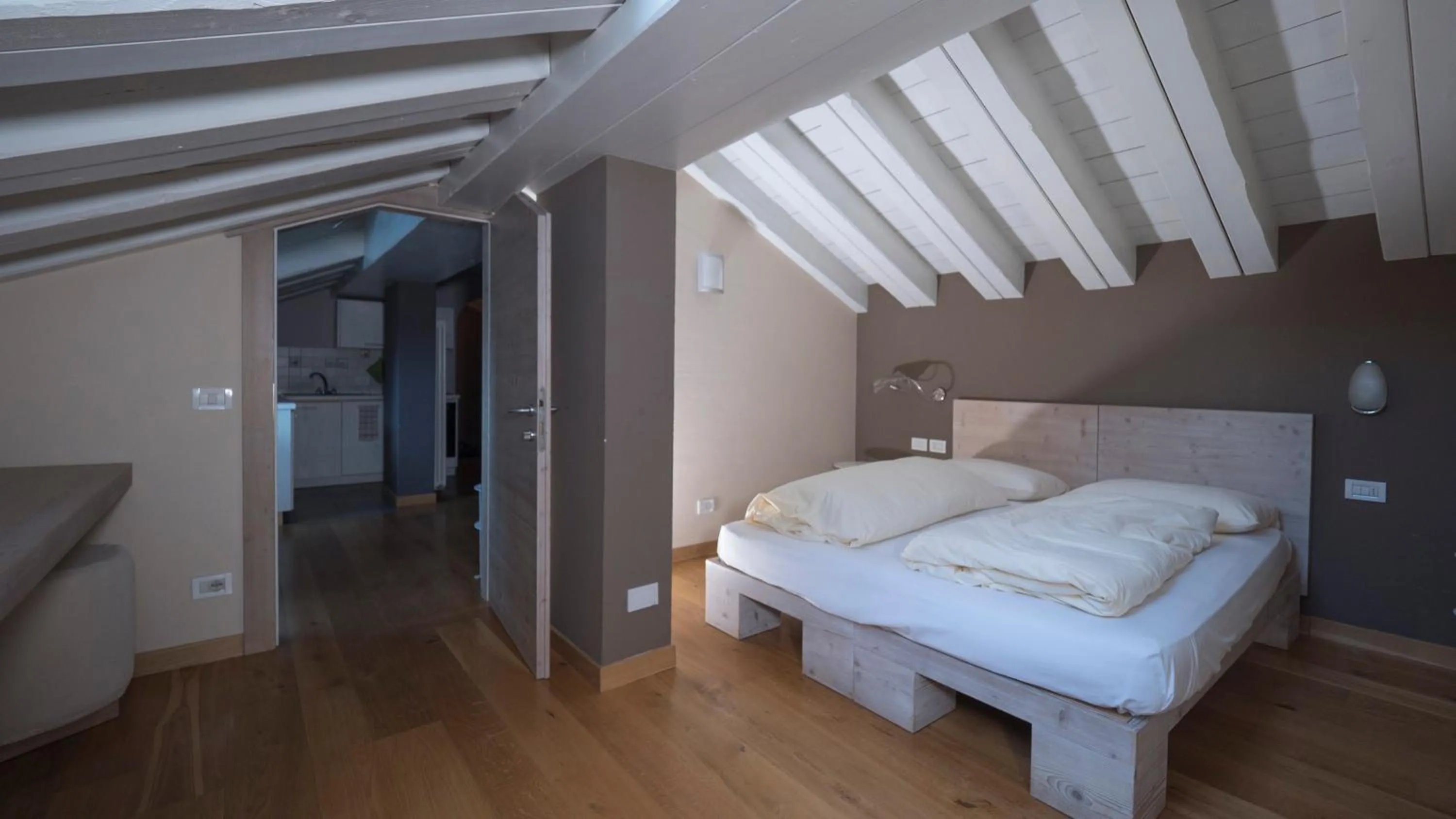 Photo of the whole room, Bed in Chalet C'Est La Vie