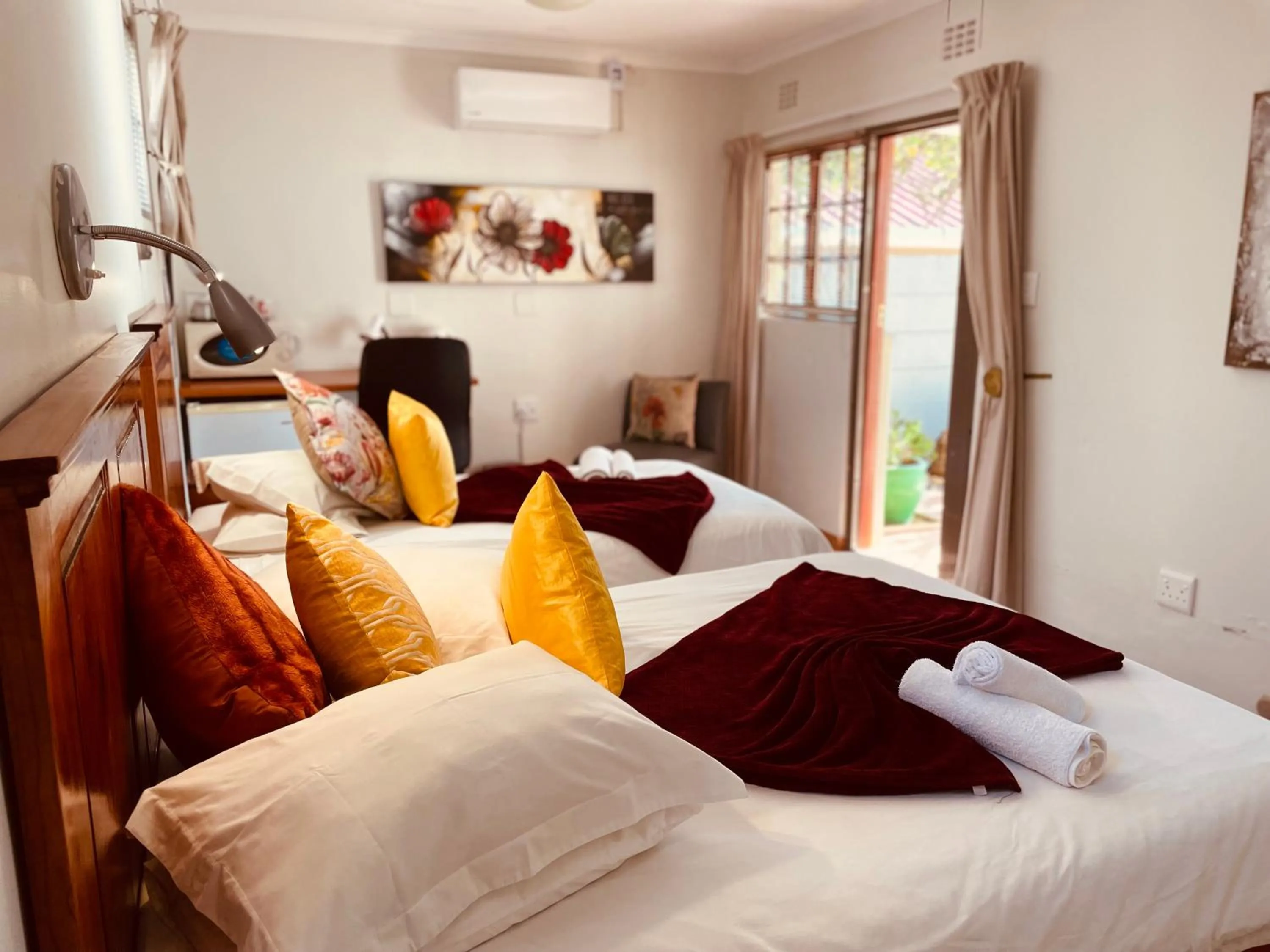 Bed in Twins Guesthouse NO LOAD SHEDDING