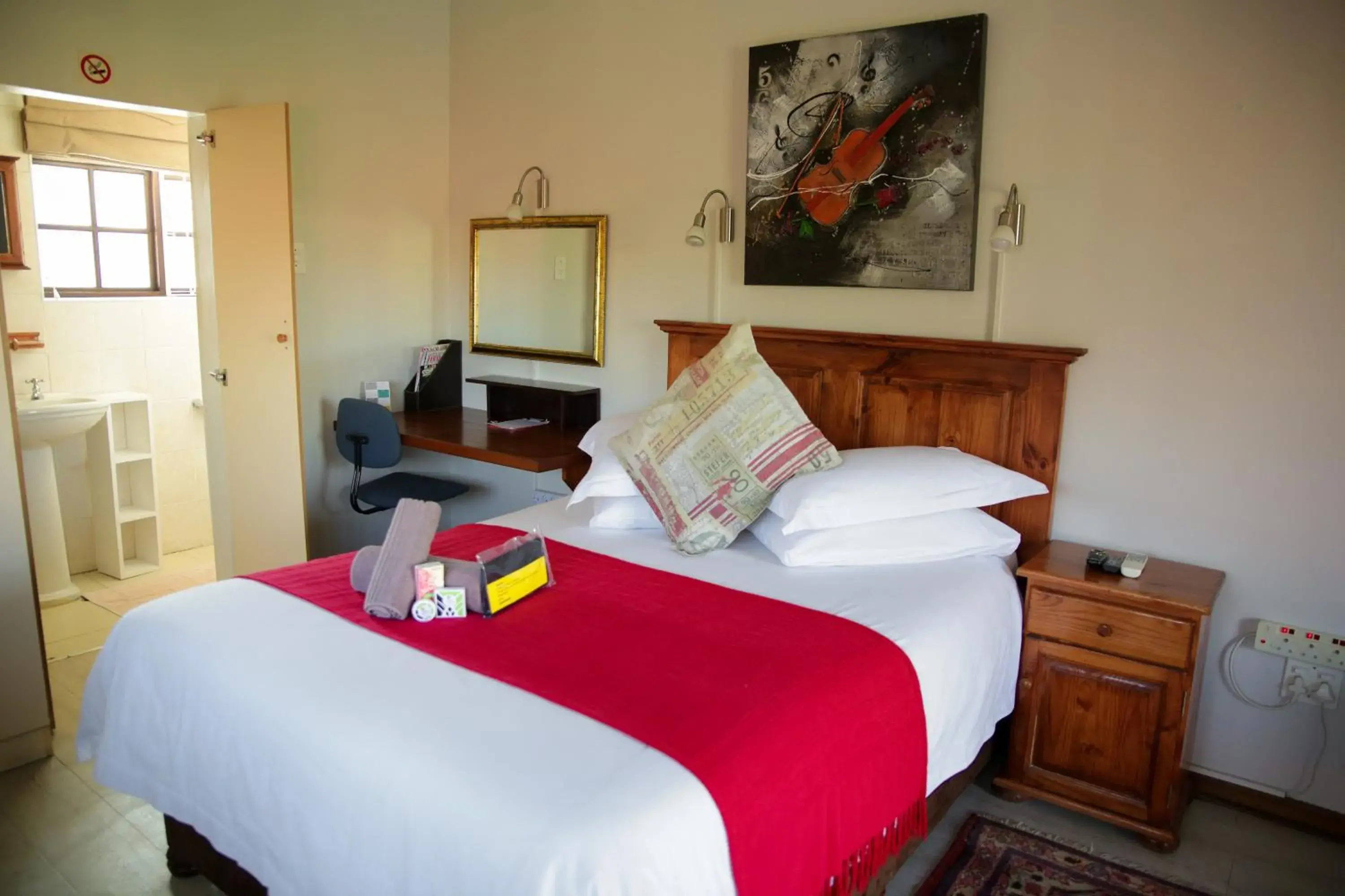 Double or Twin Room with Shower in Twins Guesthouse NO LOAD SHEDDING Double or Twin Room with Shower in Twins Guesthouse NO LOAD SHEDDING