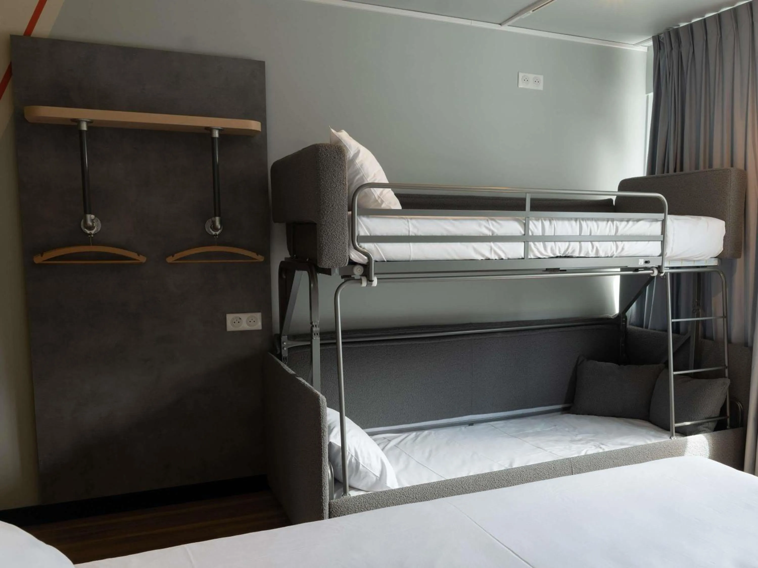 Bedroom, Bed in Ibis Budget Saint Malo Centre