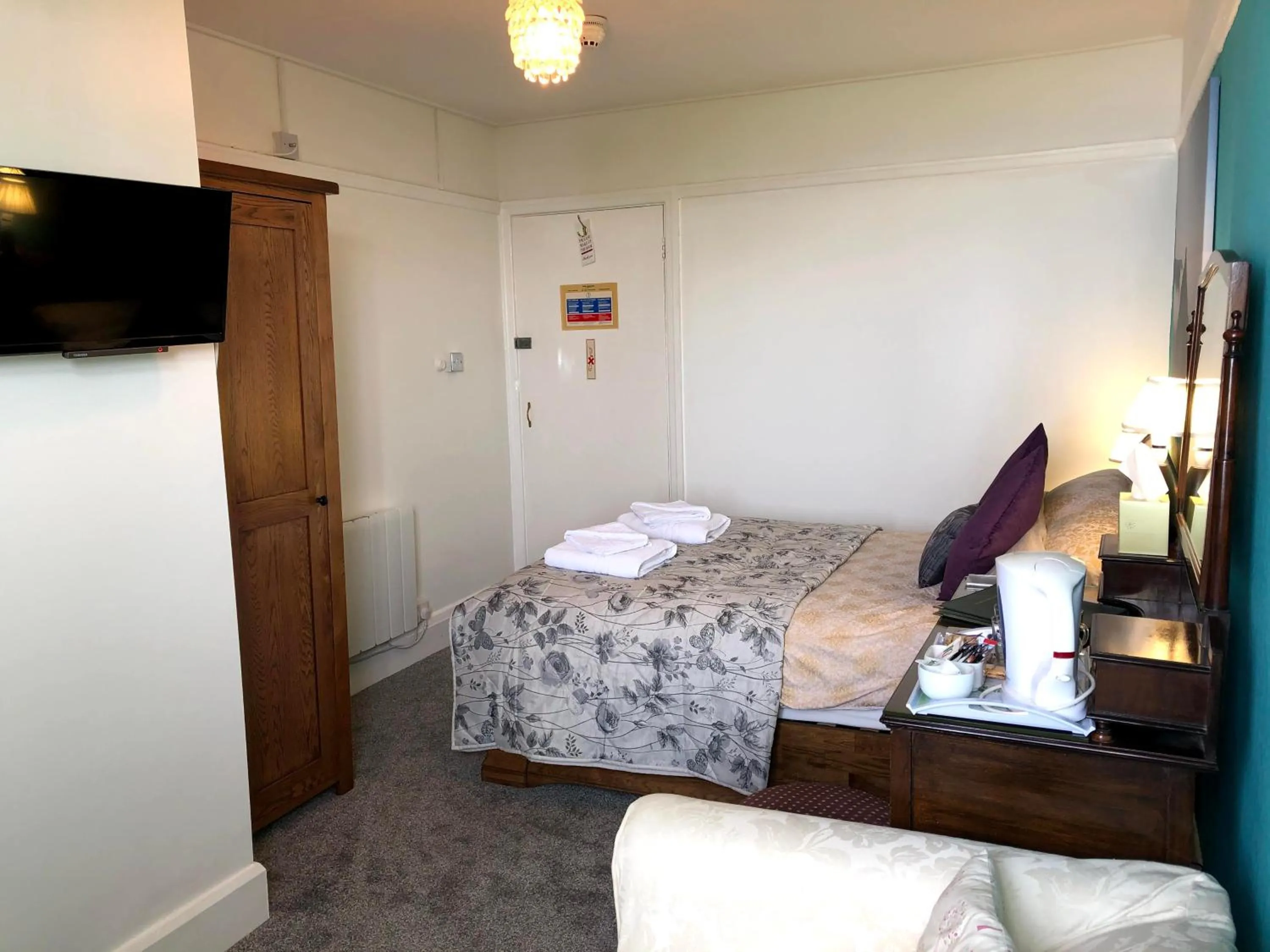 Bedroom, Bed in The North Cliff Hotel