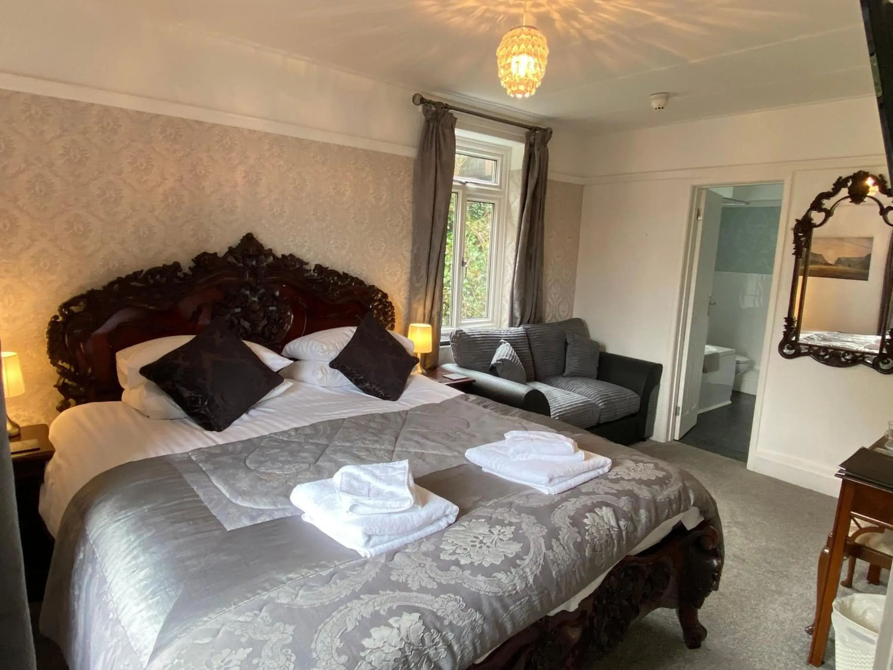 Superior Quadruple Room - single occupancy in The North Cliff Hotel Superior Quadruple Room - single occupancy in The North Cliff Hotel